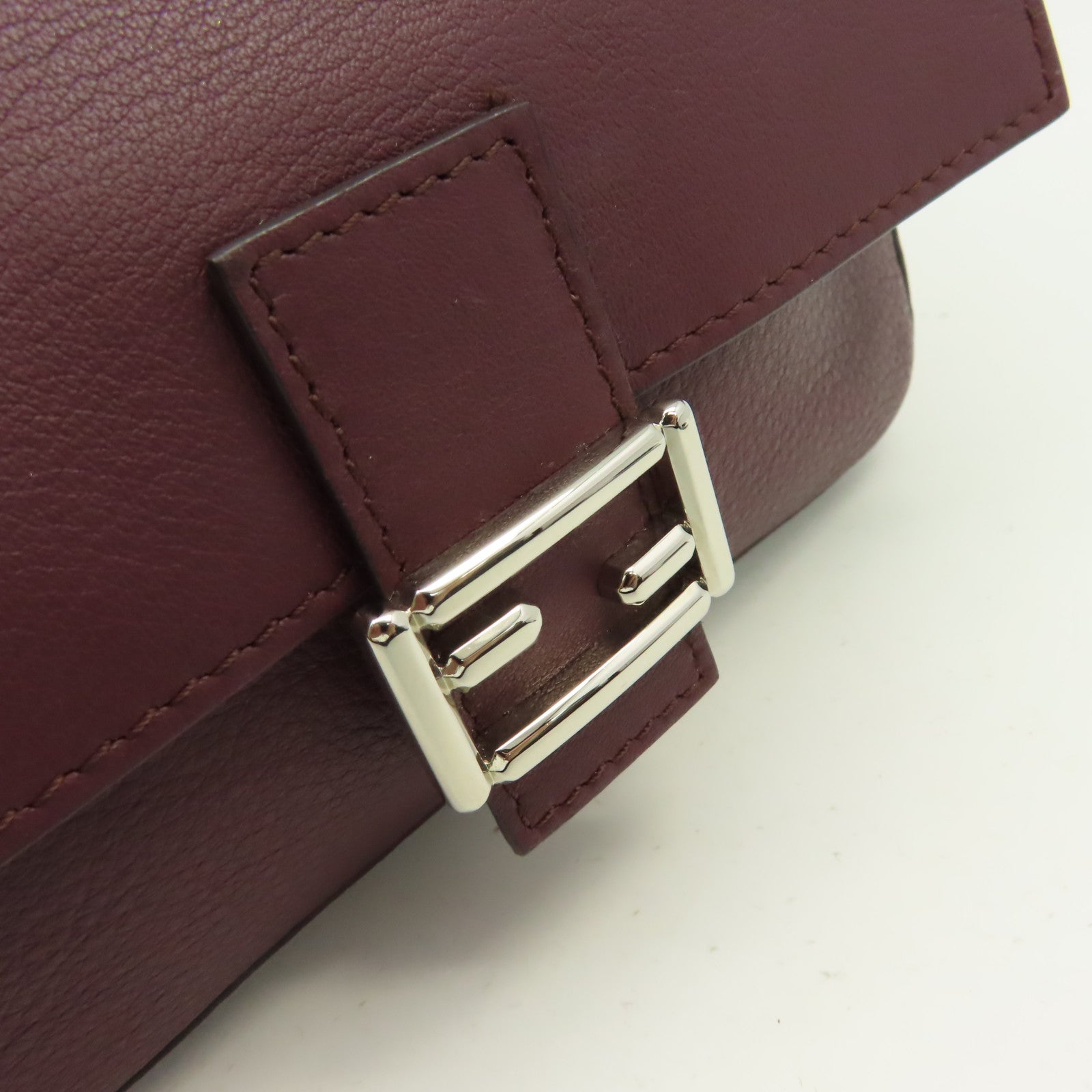 FENDI 牛皮皮革Dippia Micro Baguette Shoulder Bag鏈帶肩背袋酒紅色/米白色