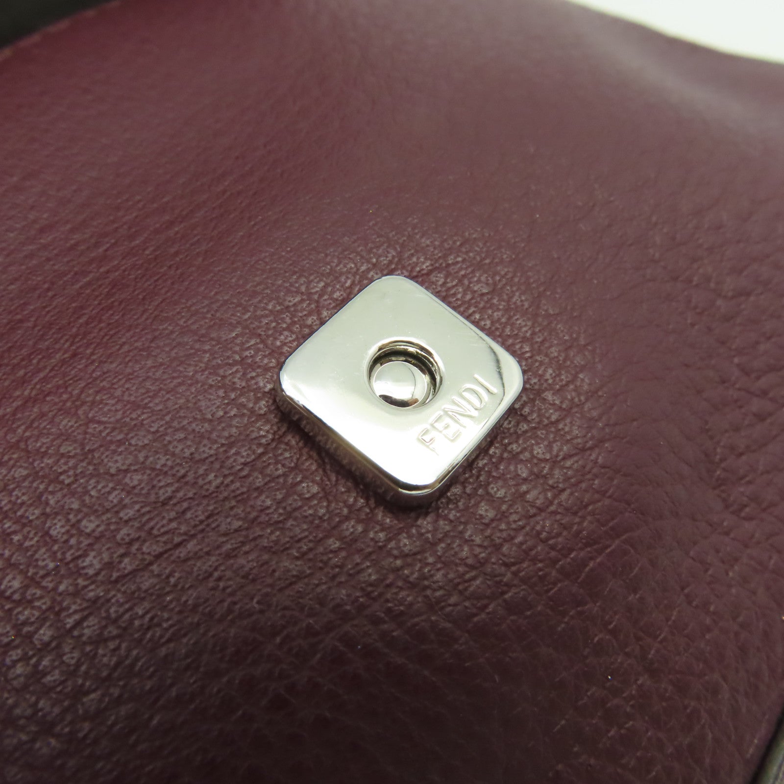 FENDI 牛皮皮革Dippia Micro Baguette Shoulder Bag鏈帶肩背袋酒紅色/米白色