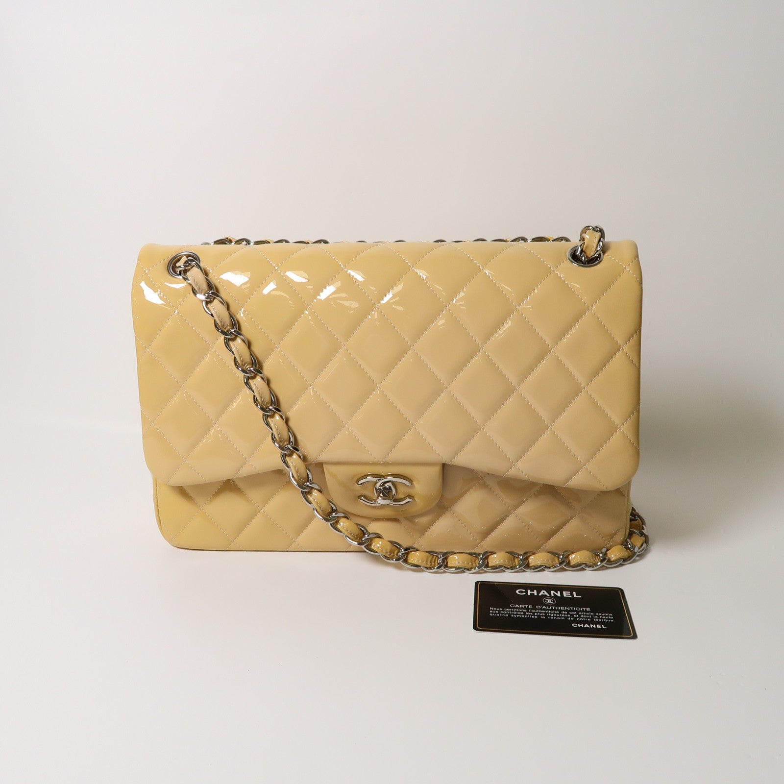 CHANEL 菱格漆皮皮革Large Classic銀扣鏈帶肩背袋米色