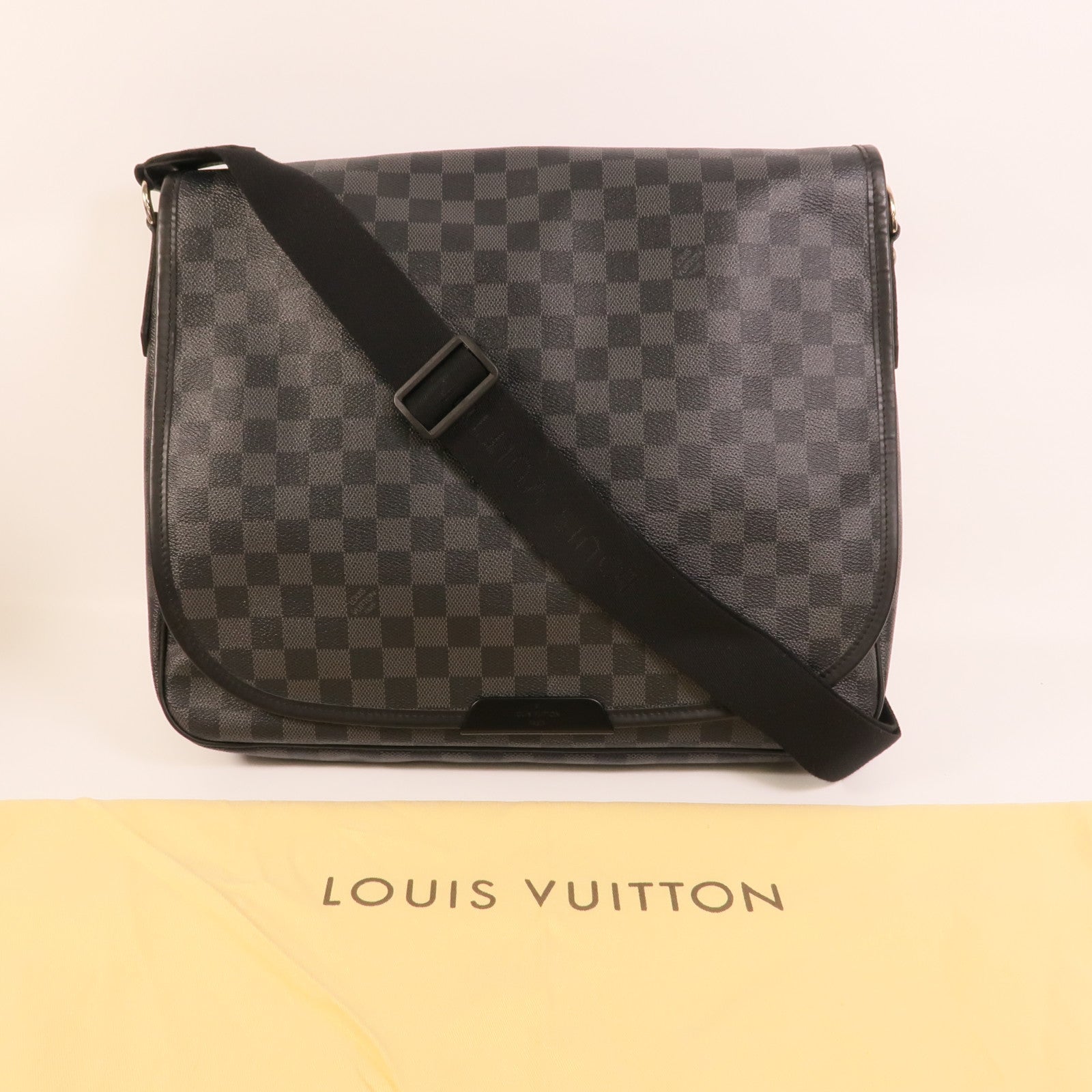 LOUIS VUITTON Damier Graghite Daniel MM銀扣肩背袋