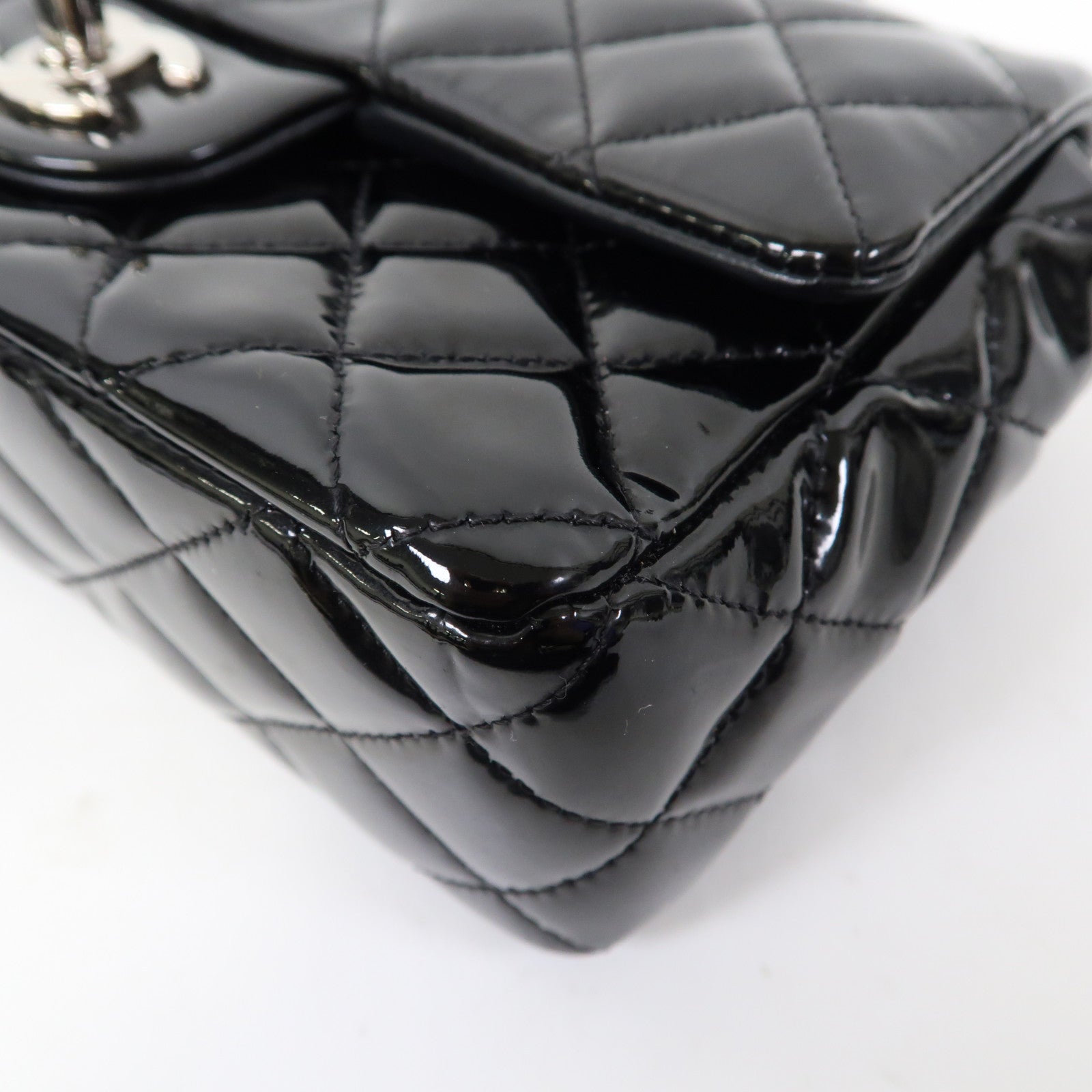 CHANEL 菱格漆皮皮革Classic 20cm銀扣肩背袋黑色