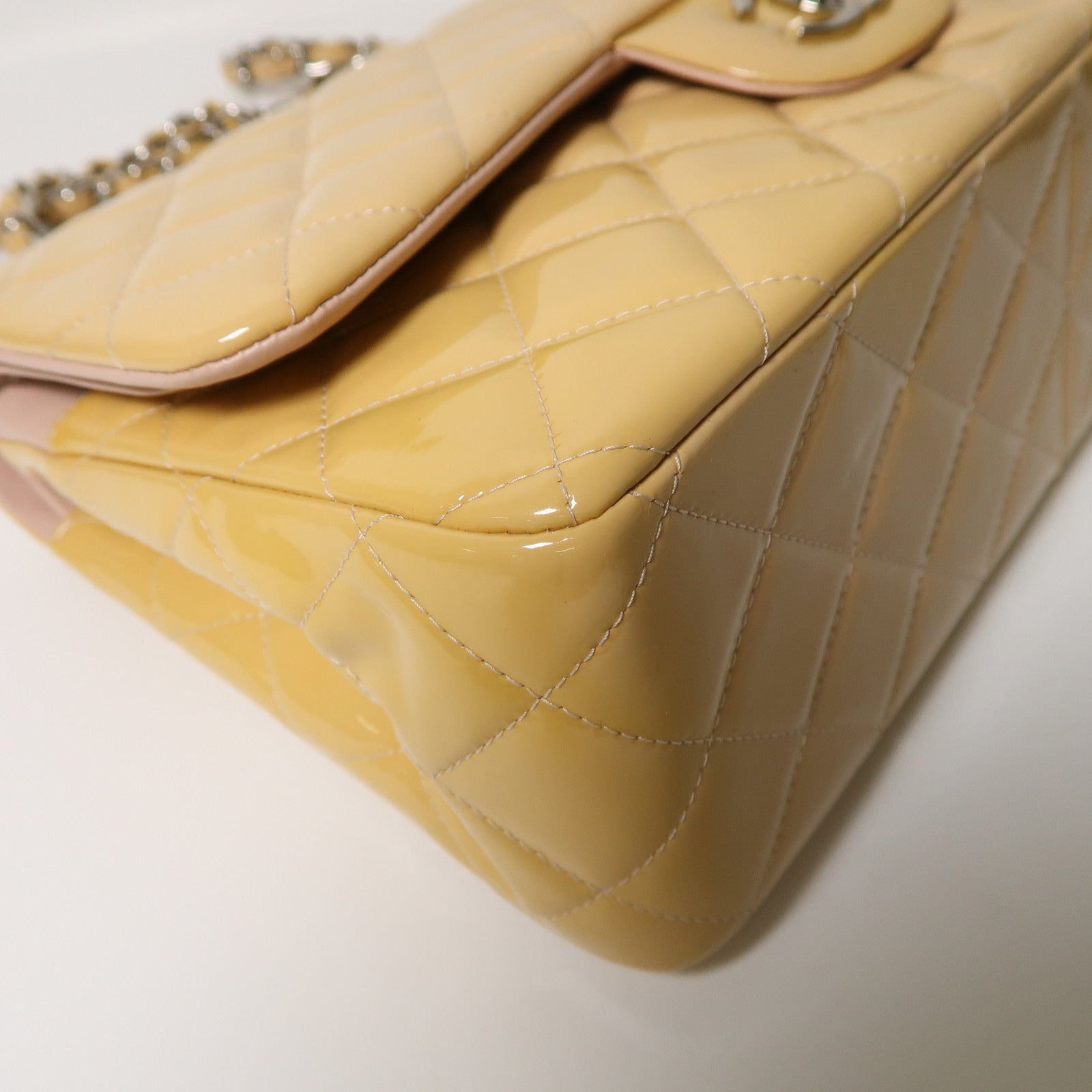 CHANEL 菱格漆皮皮革Large Classic銀扣鏈帶肩背袋米色