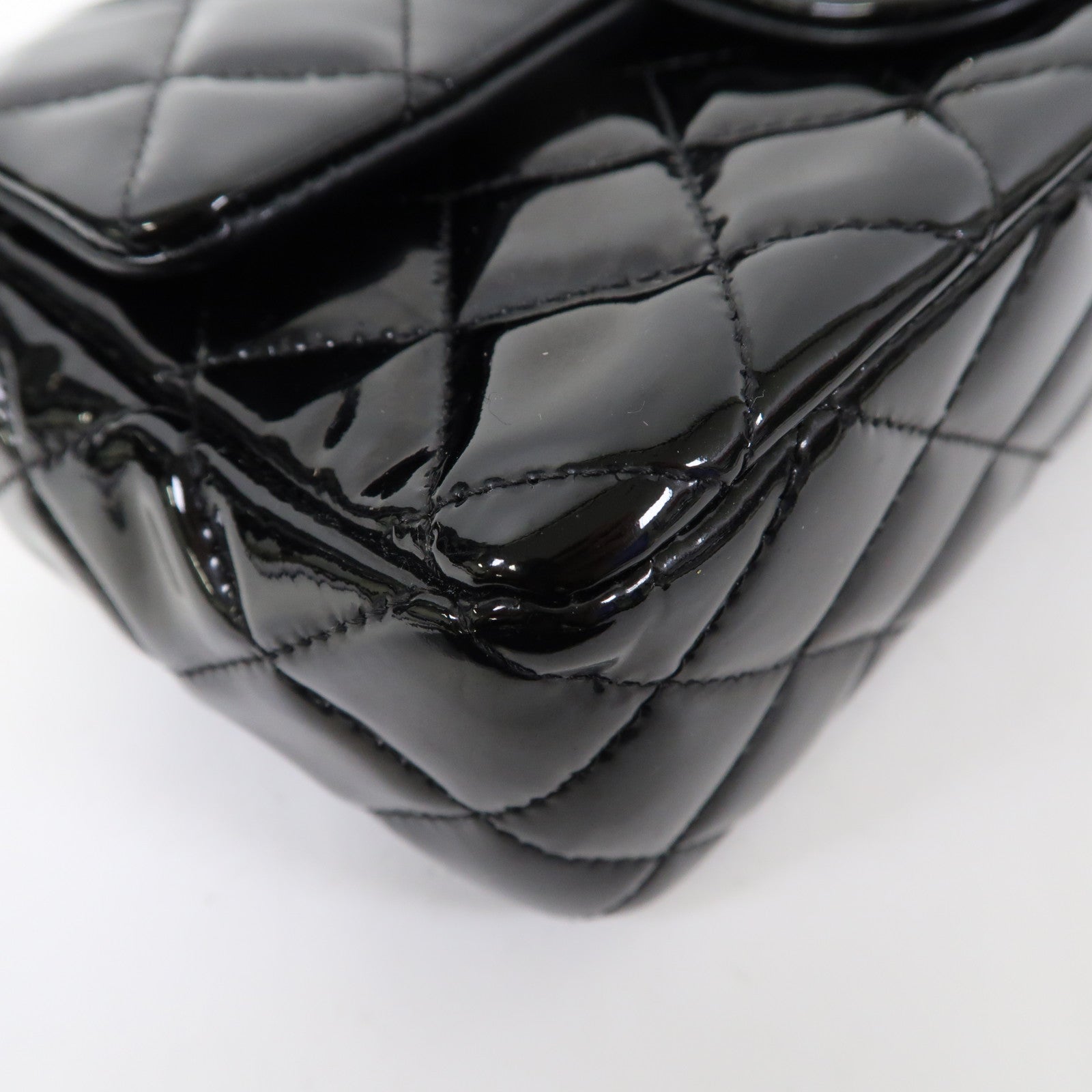 CHANEL 菱格漆皮皮革Classic 20cm銀扣肩背袋黑色