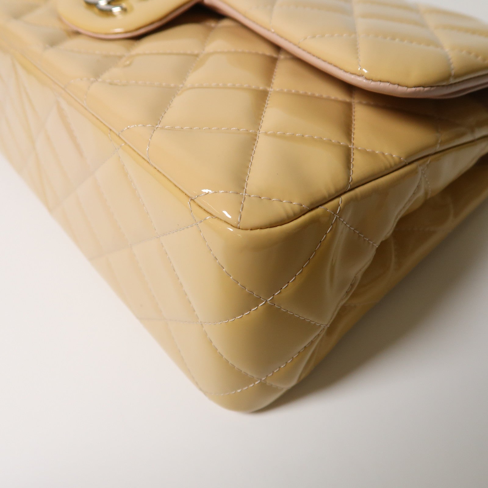 CHANEL 菱格漆皮皮革Large Classic銀扣鏈帶肩背袋米色