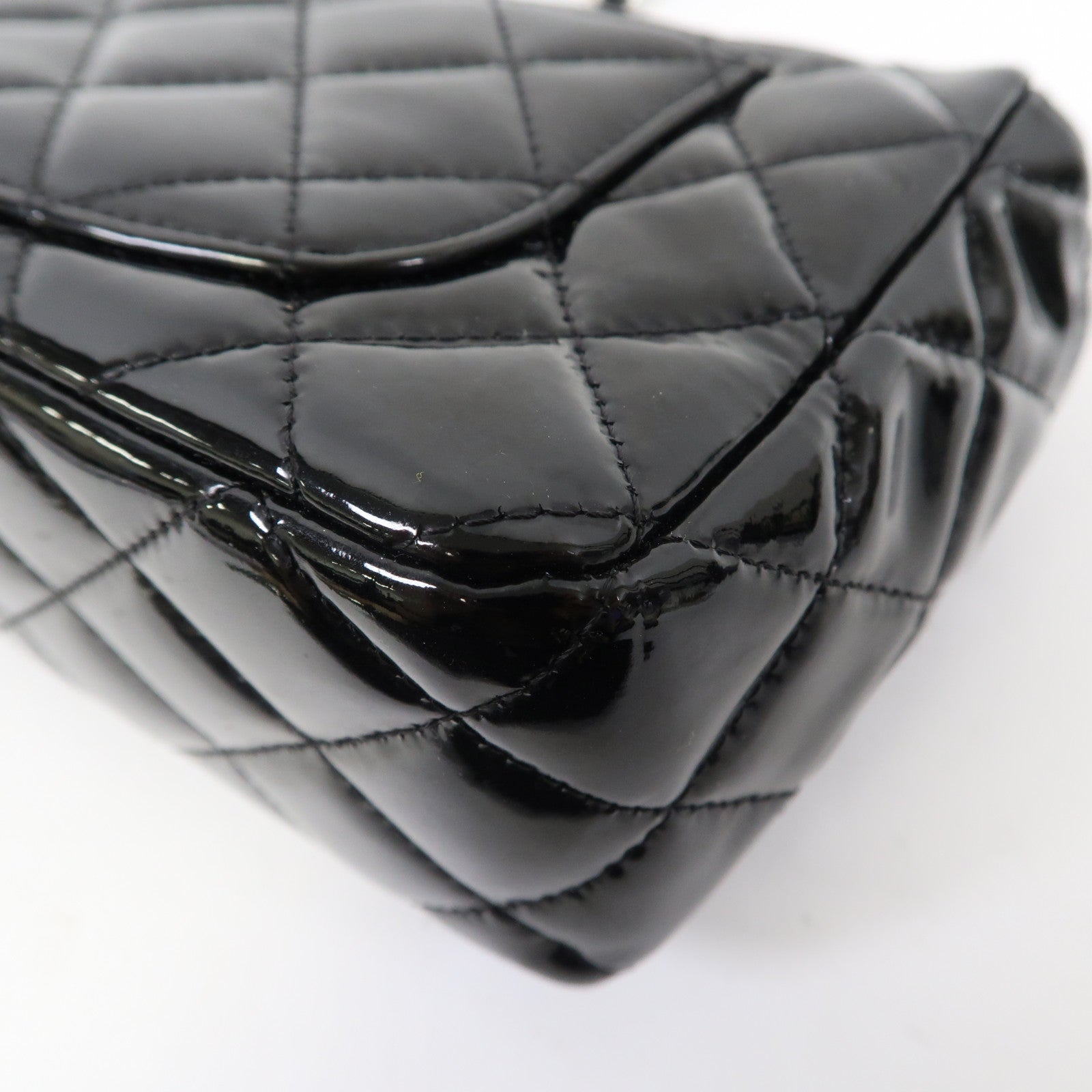 CHANEL 菱格漆皮皮革Classic 20cm銀扣肩背袋黑色