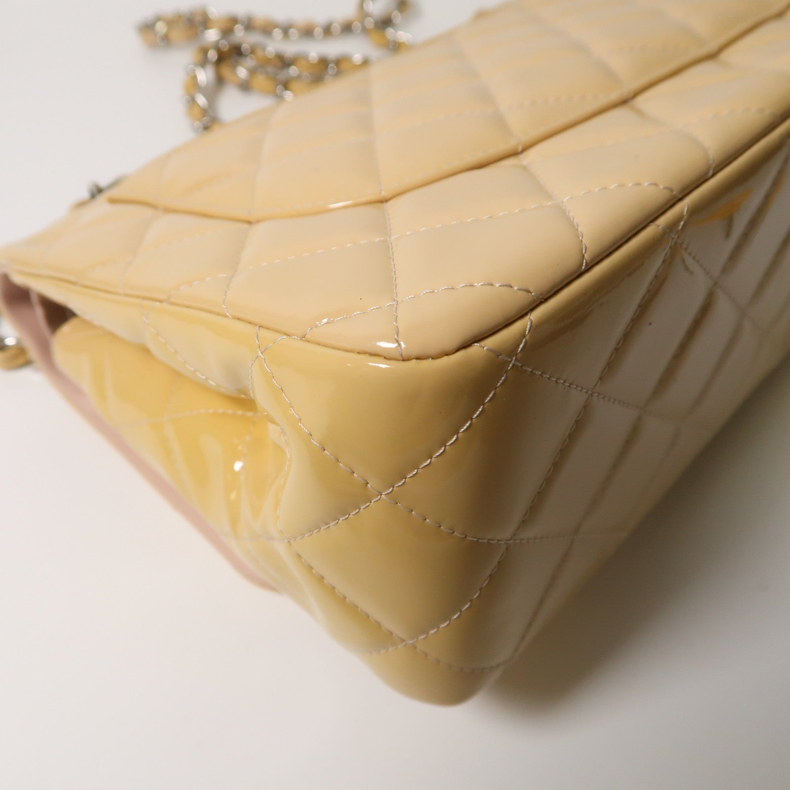CHANEL 菱格漆皮皮革Large Classic銀扣鏈帶肩背袋米色