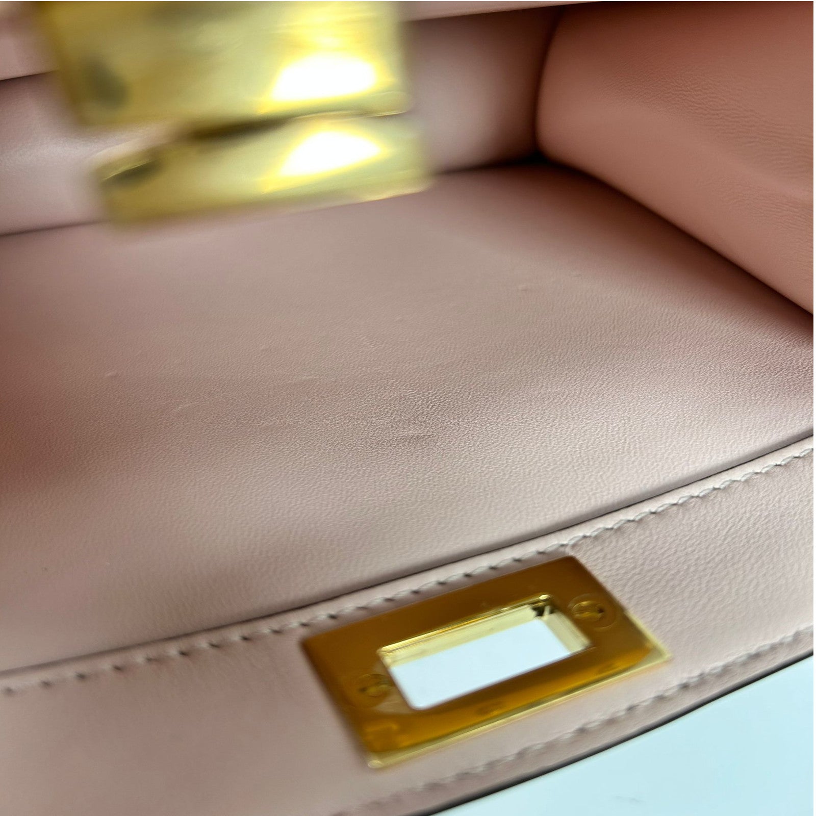 FENDI 【激減優惠】牛皮皮革Peekaboo Iseeu Small金扣手挽肩背兩用袋粉紅色