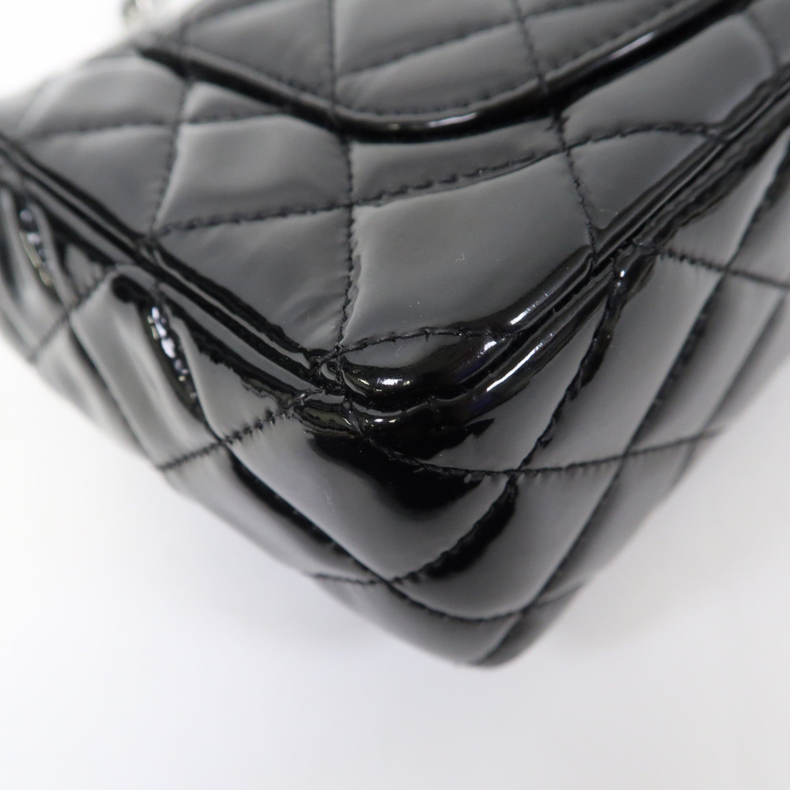 CHANEL 菱格漆皮皮革Classic 20cm銀扣肩背袋黑色