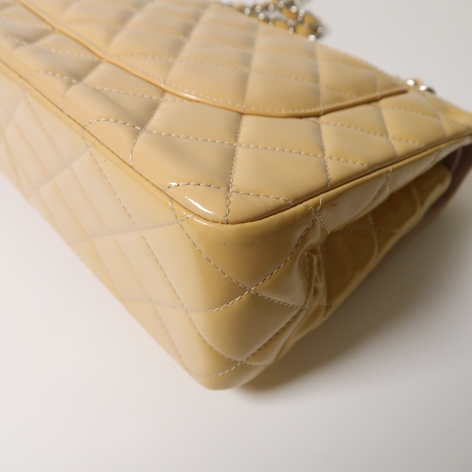 CHANEL 菱格漆皮皮革Large Classic銀扣鏈帶肩背袋米色