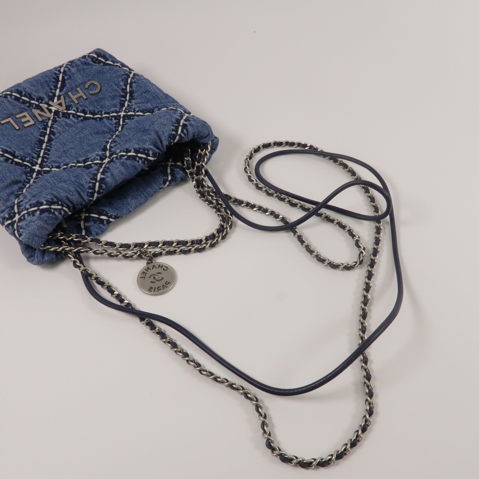 CHANEL 牛仔布Chanel 22 Mini鏈帶肩背袋
