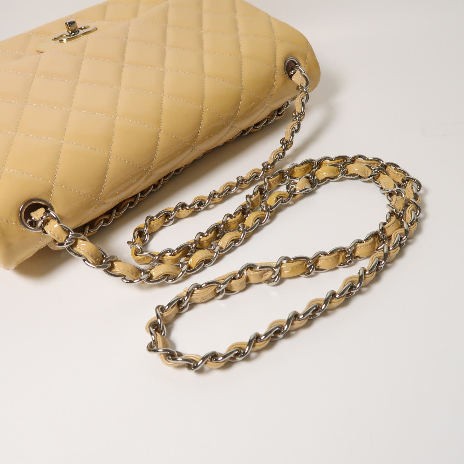 CHANEL 菱格漆皮皮革Large Classic銀扣鏈帶肩背袋米色