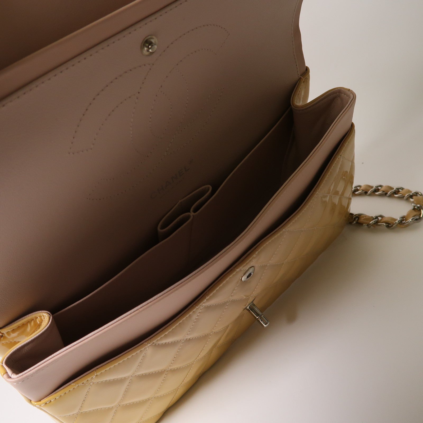 CHANEL 菱格漆皮皮革Large Classic銀扣鏈帶肩背袋米色