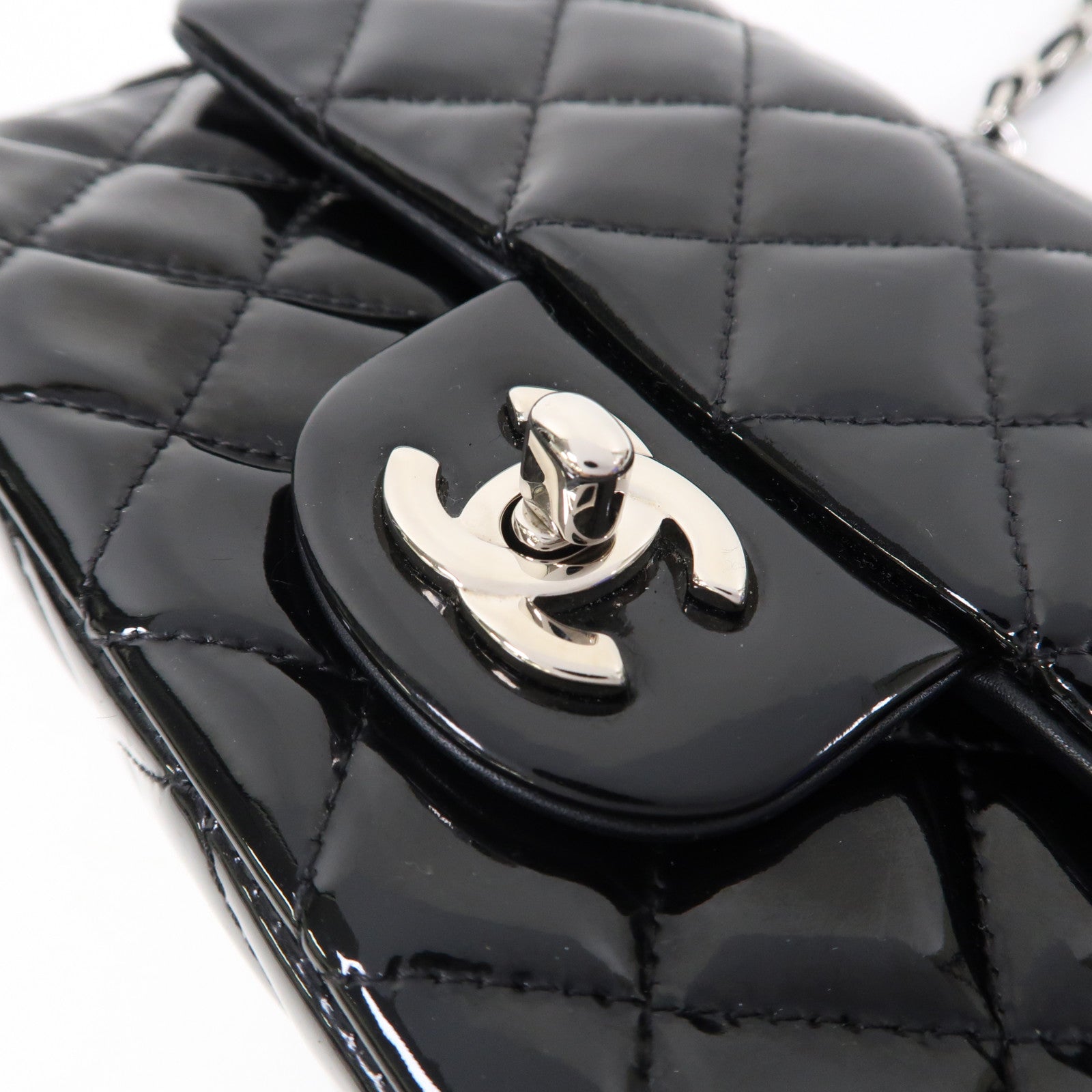 CHANEL 菱格漆皮皮革Classic 20cm銀扣肩背袋黑色