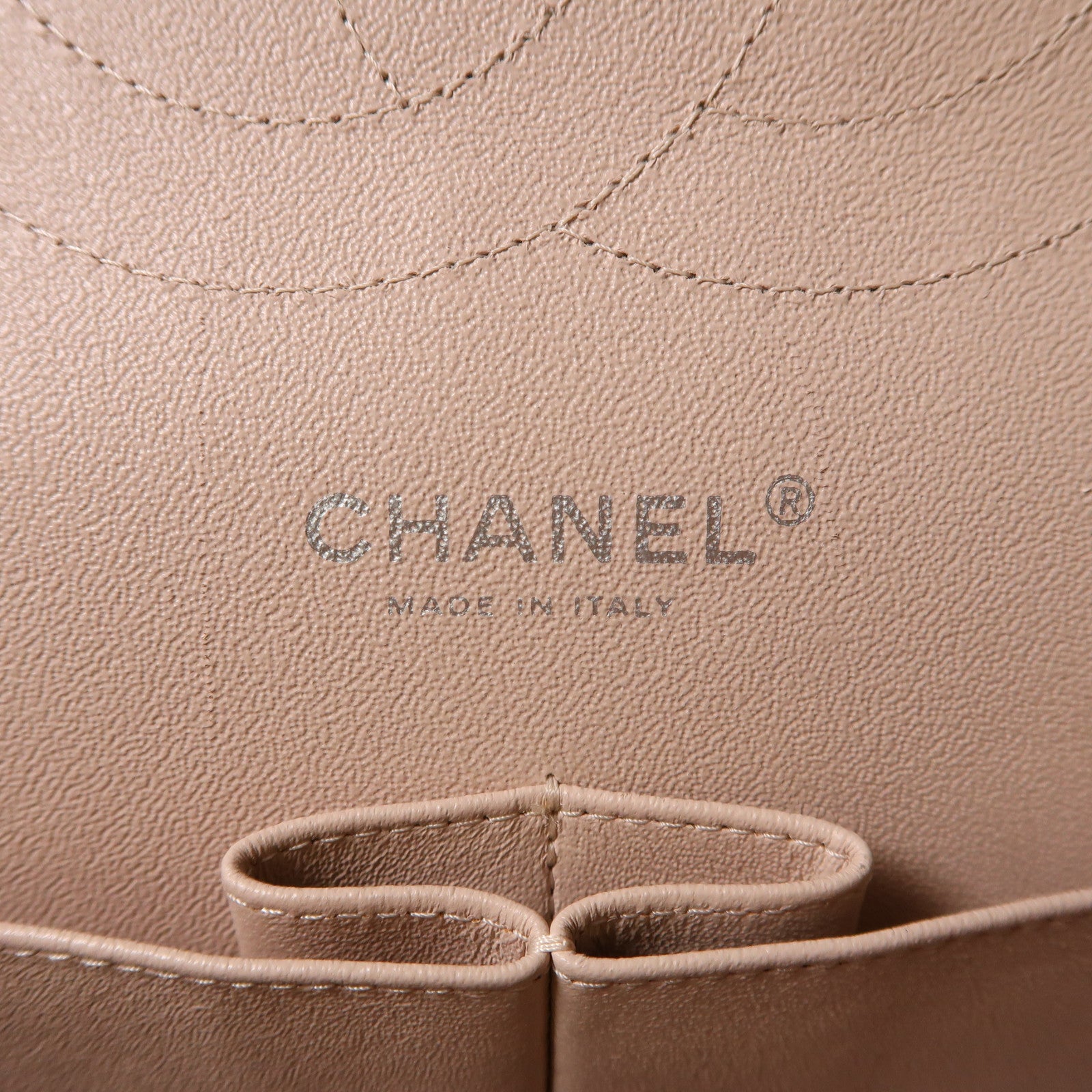 CHANEL 菱格漆皮皮革Large Classic銀扣鏈帶肩背袋米色