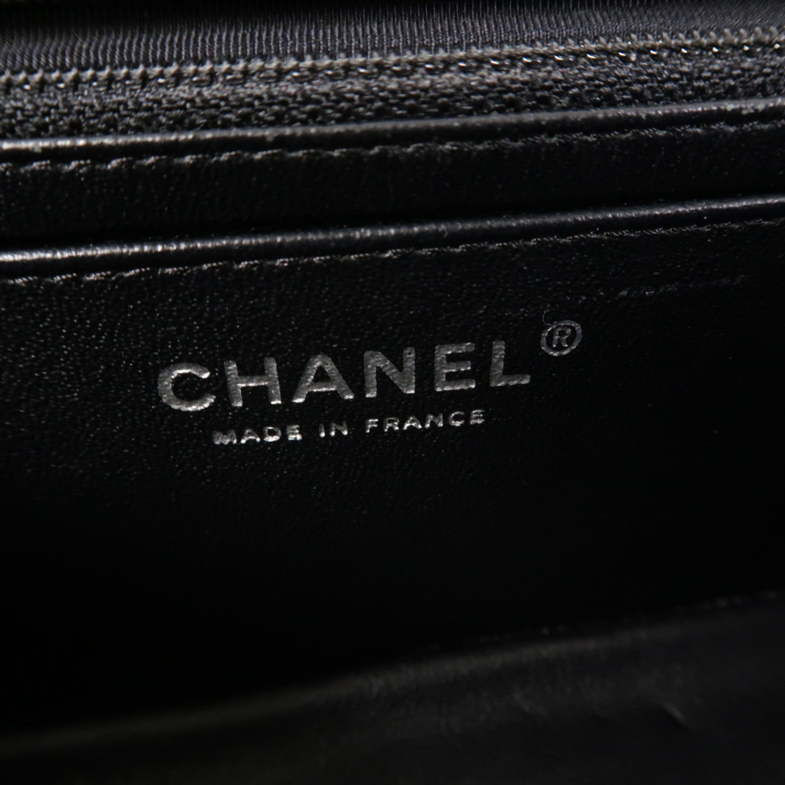 CHANEL 菱格漆皮皮革Classic 20cm銀扣肩背袋黑色
