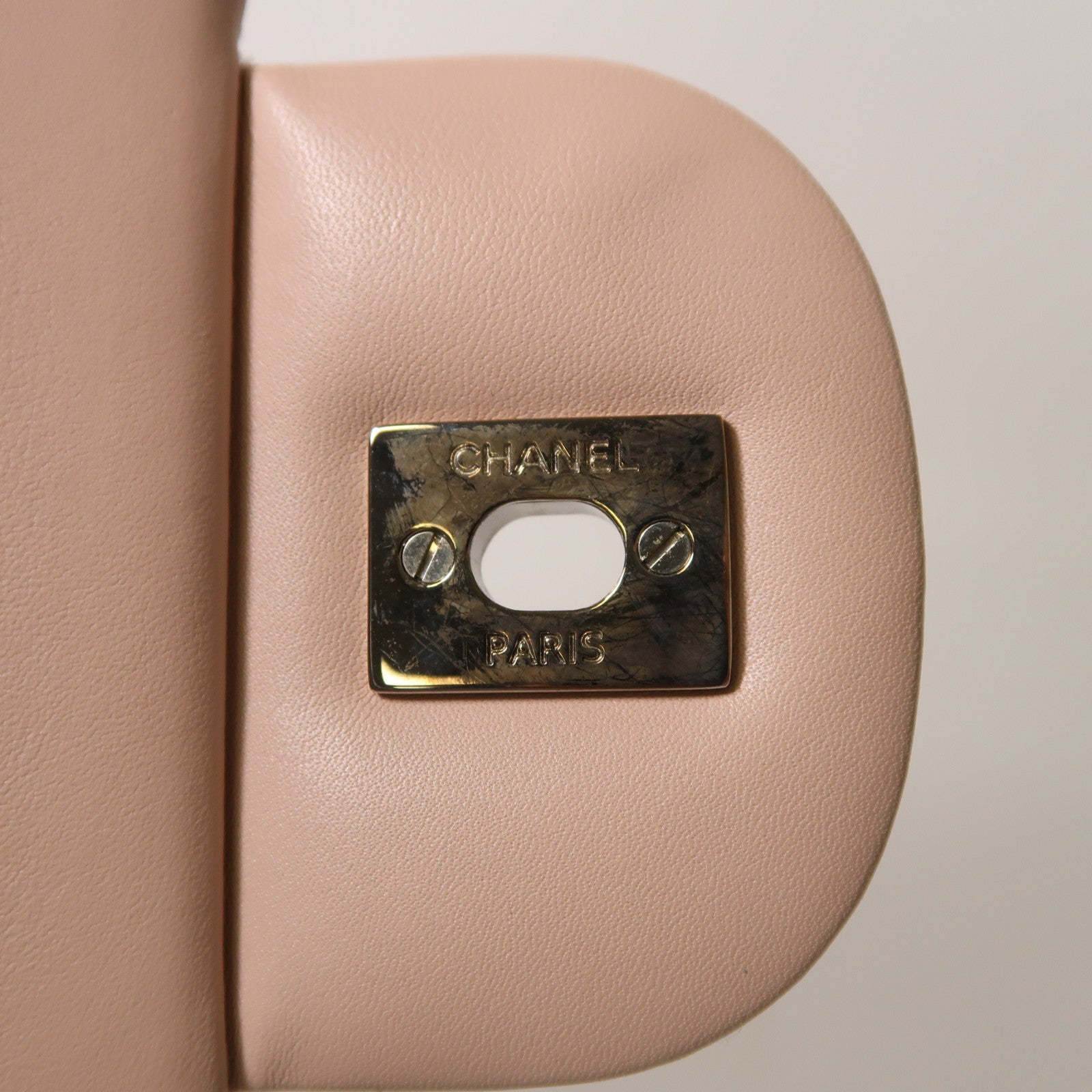 CHANEL 菱格漆皮皮革Large Classic銀扣鏈帶肩背袋米色
