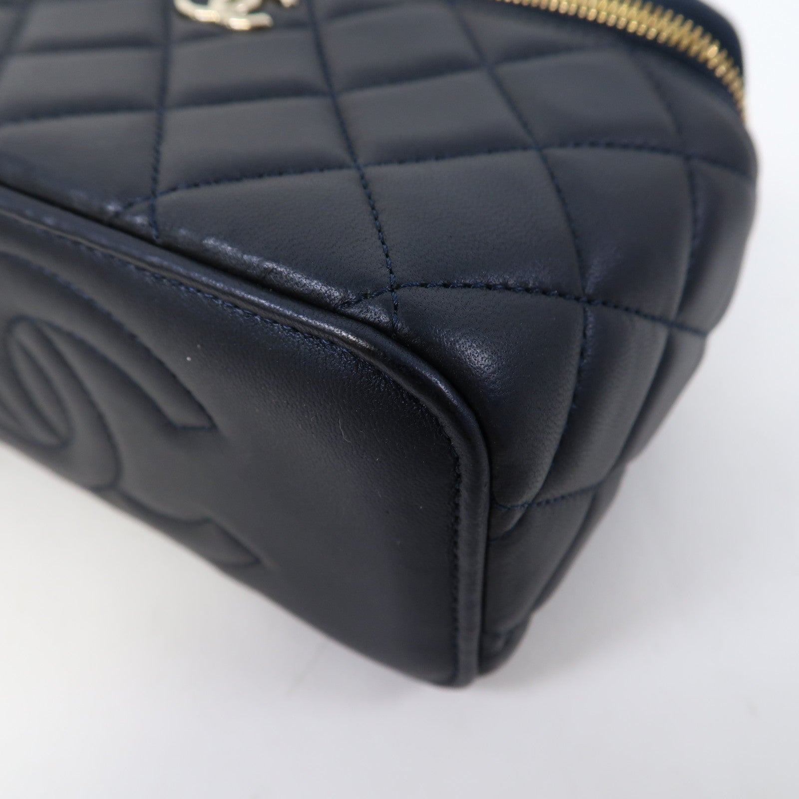 CHANEL 菱格羊皮皮革Vanity Case金扣鏈帶肩背袋深藍色