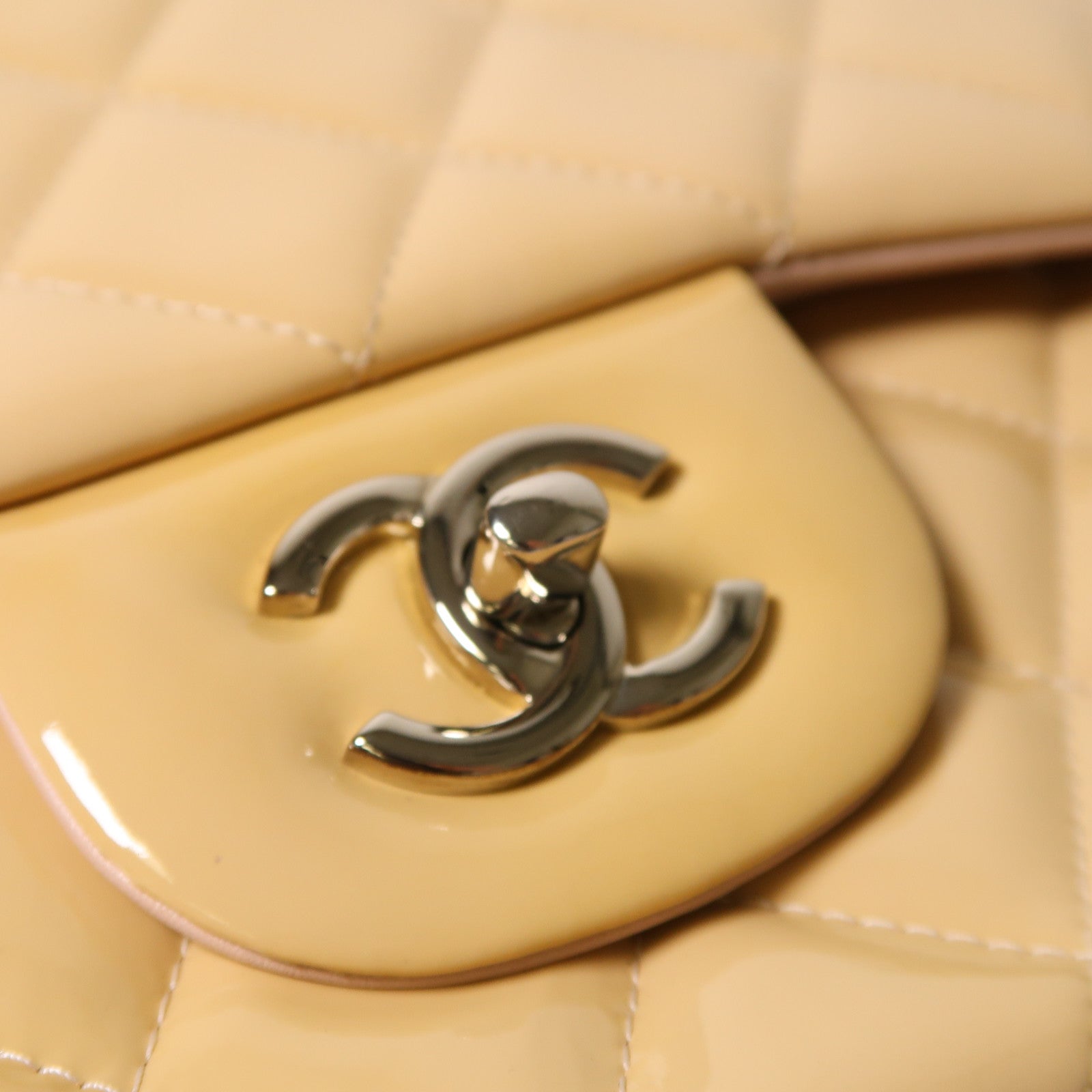 CHANEL 菱格漆皮皮革Large Classic銀扣鏈帶肩背袋米色
