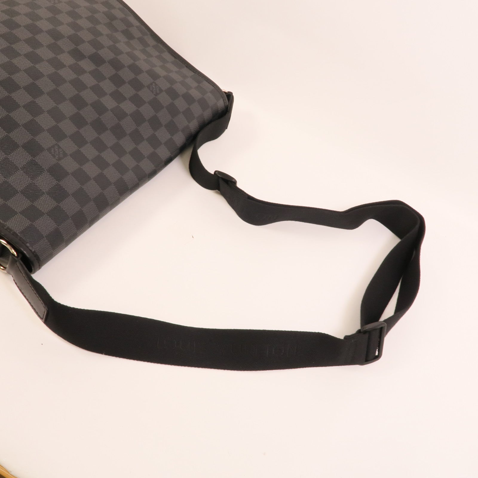 LOUIS VUITTON Damier Graghite Daniel MM銀扣肩背袋