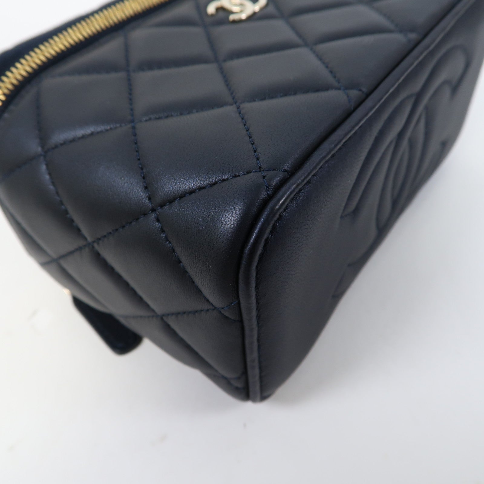 CHANEL 菱格羊皮皮革Vanity Case金扣鏈帶肩背袋深藍色