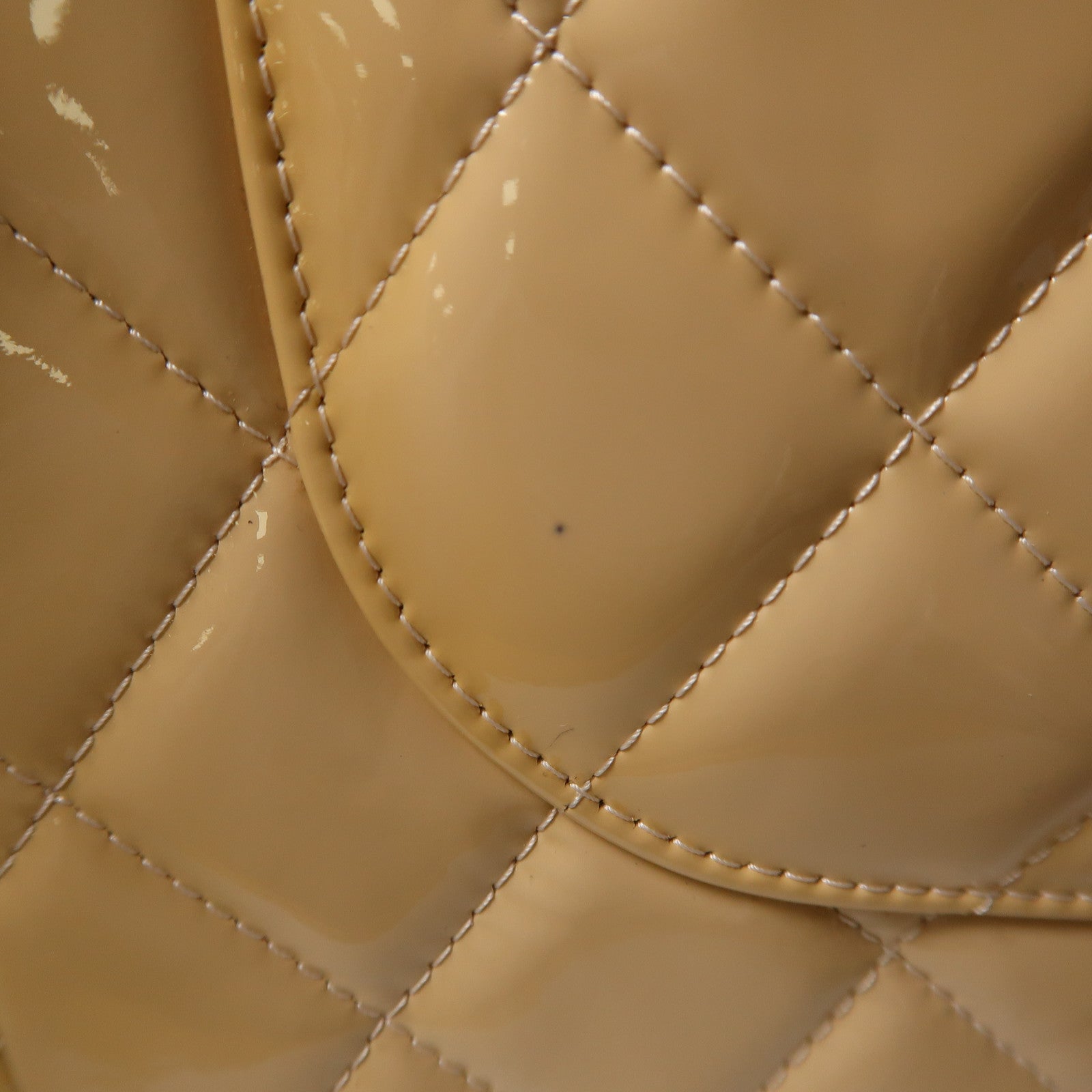 CHANEL 菱格漆皮皮革Large Classic銀扣鏈帶肩背袋米色