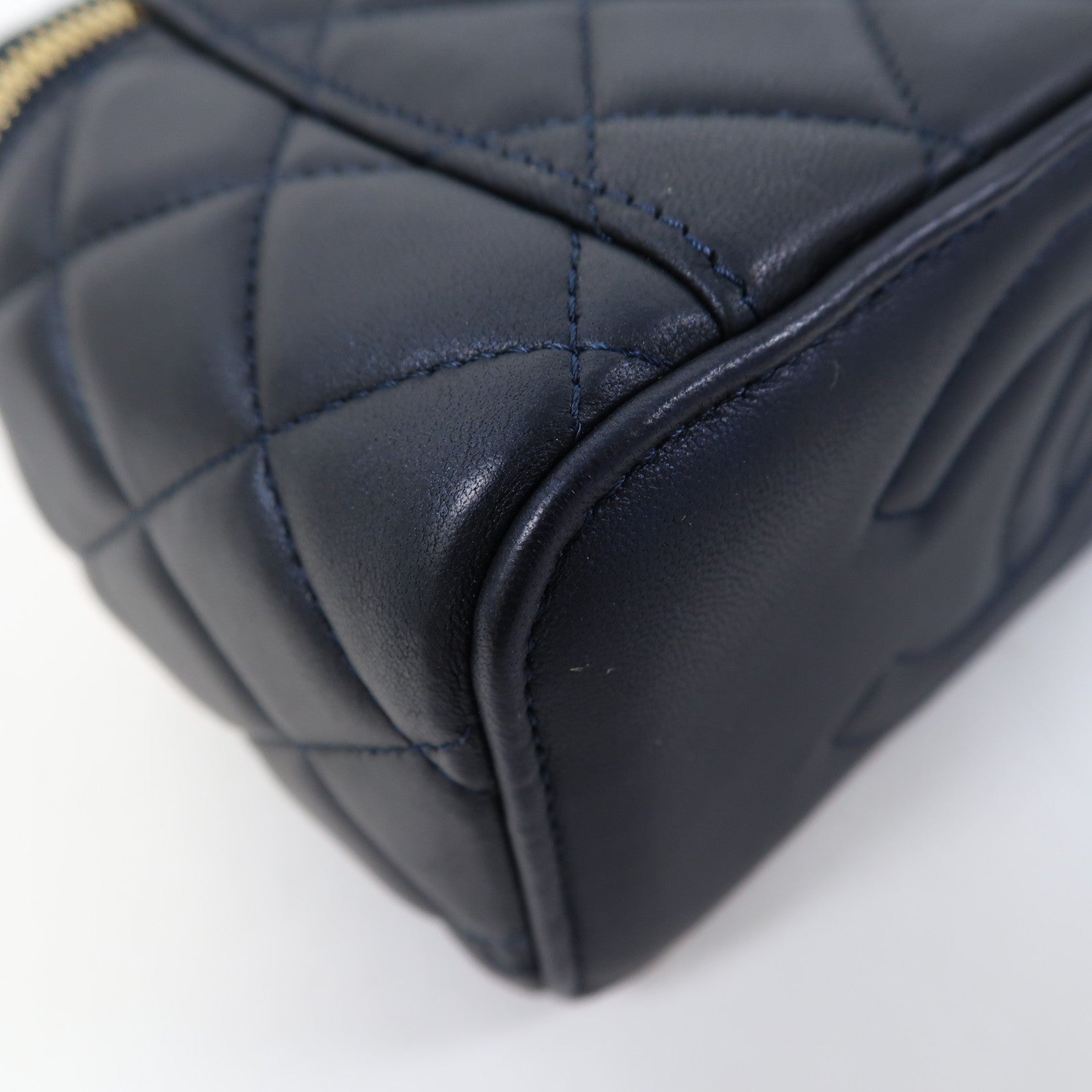 CHANEL 菱格羊皮皮革Vanity Case金扣鏈帶肩背袋深藍色