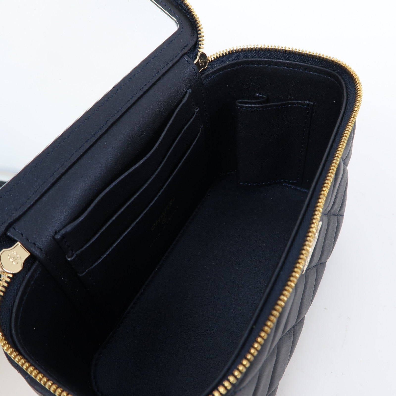 CHANEL 菱格羊皮皮革Vanity Case金扣鏈帶肩背袋深藍色