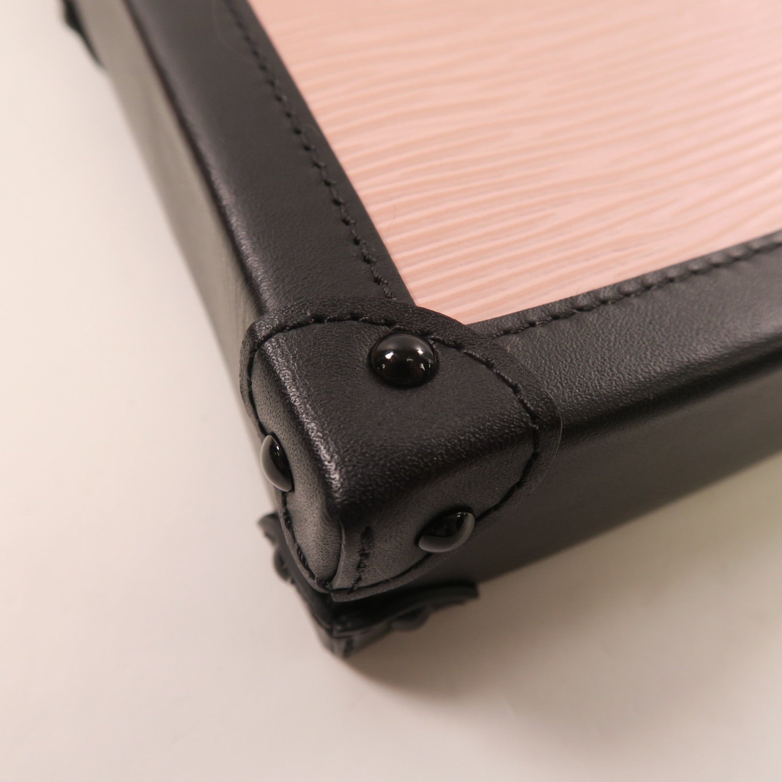 LOUIS VUITTON Epi Pochette Trunk 金扣肩背袋
