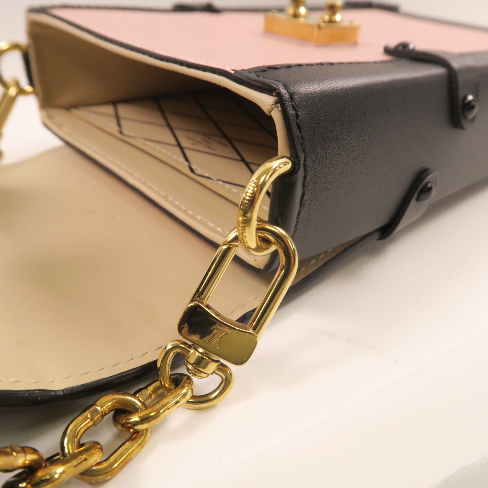 LOUIS VUITTON Epi Pochette Trunk 金扣肩背袋
