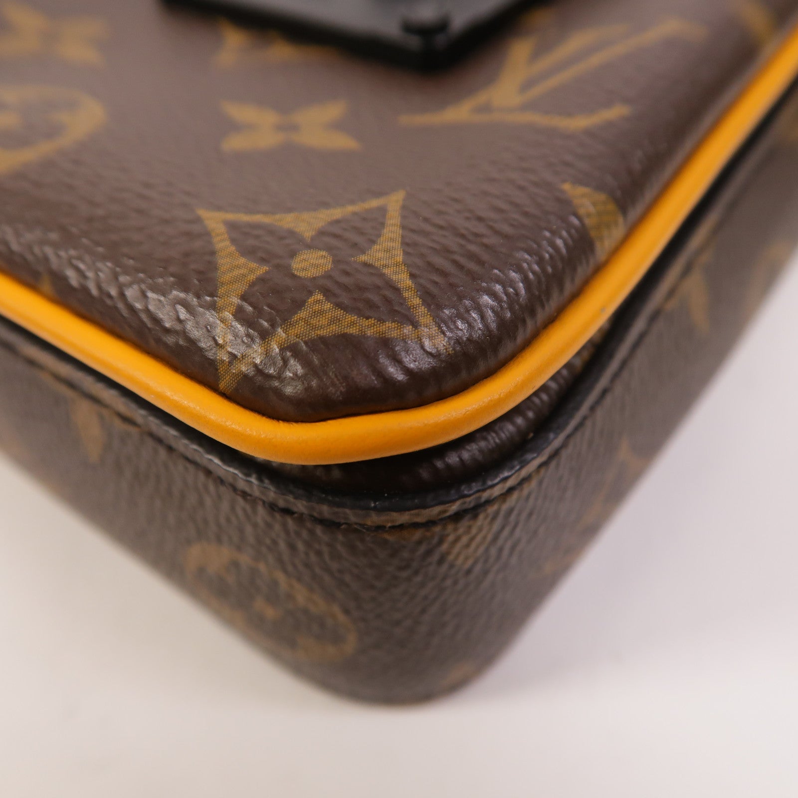 LOUIS VUITTON Monogram S-Lock Vertical Wearable Wallet肩背袋