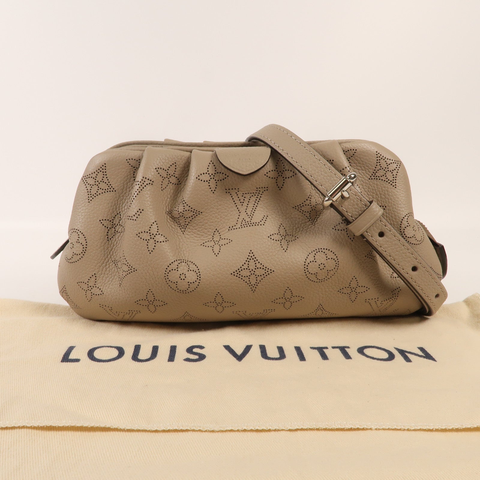 LOUIS VUITTON Mahina Scala Mini Pouch銀扣肩背袋