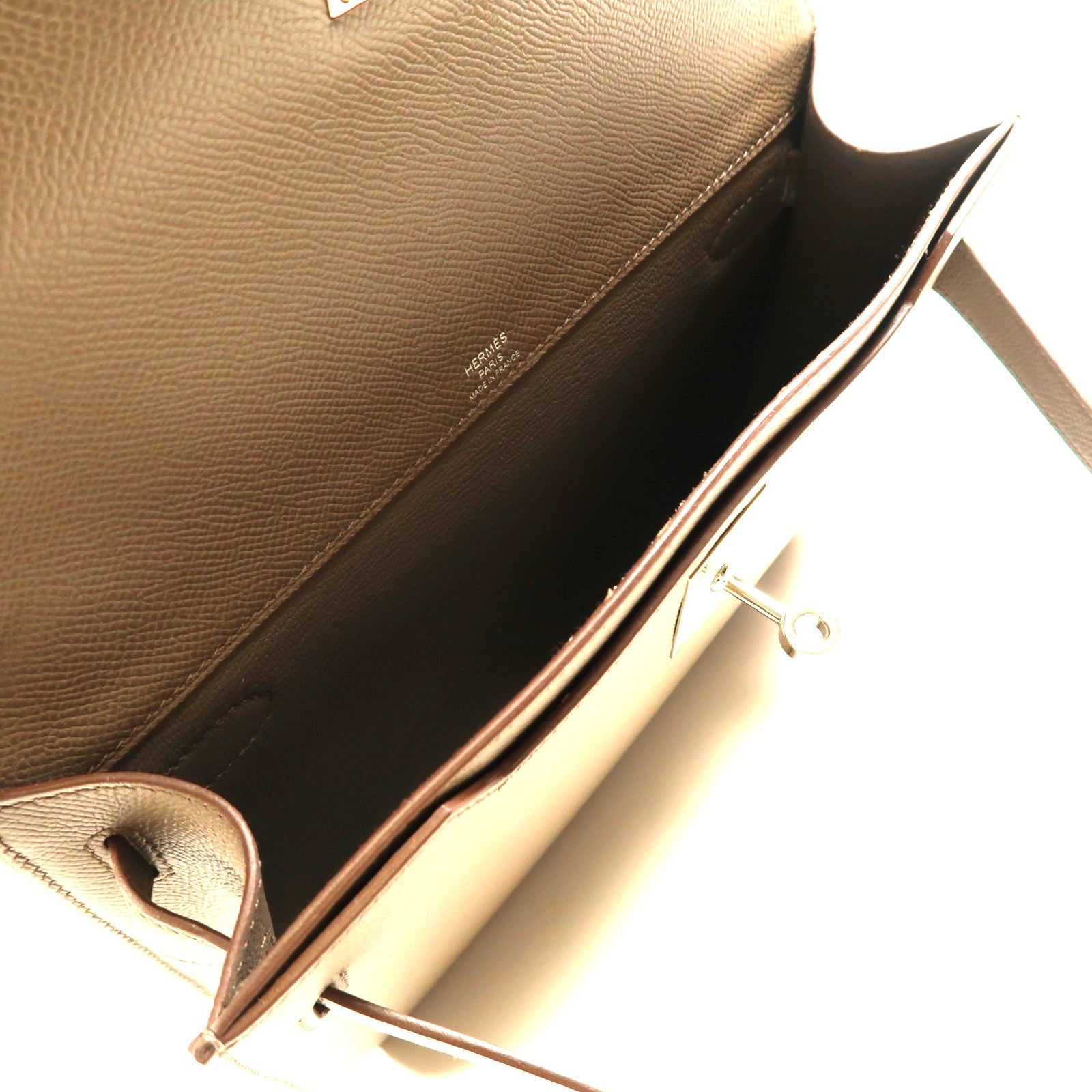 HERMES Epsom皮革Kelly Depeche 25銀扣手拿包Etoupe