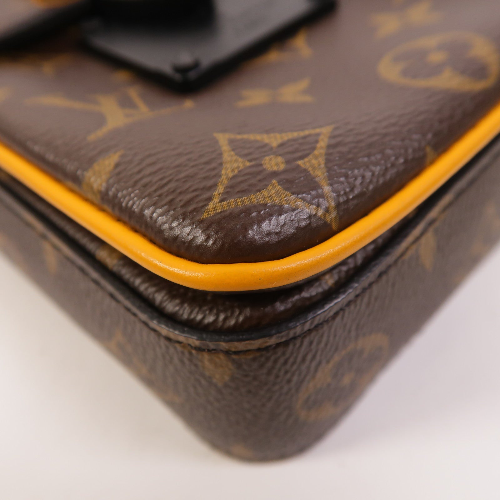 LOUIS VUITTON Monogram S-Lock Vertical Wearable Wallet肩背袋