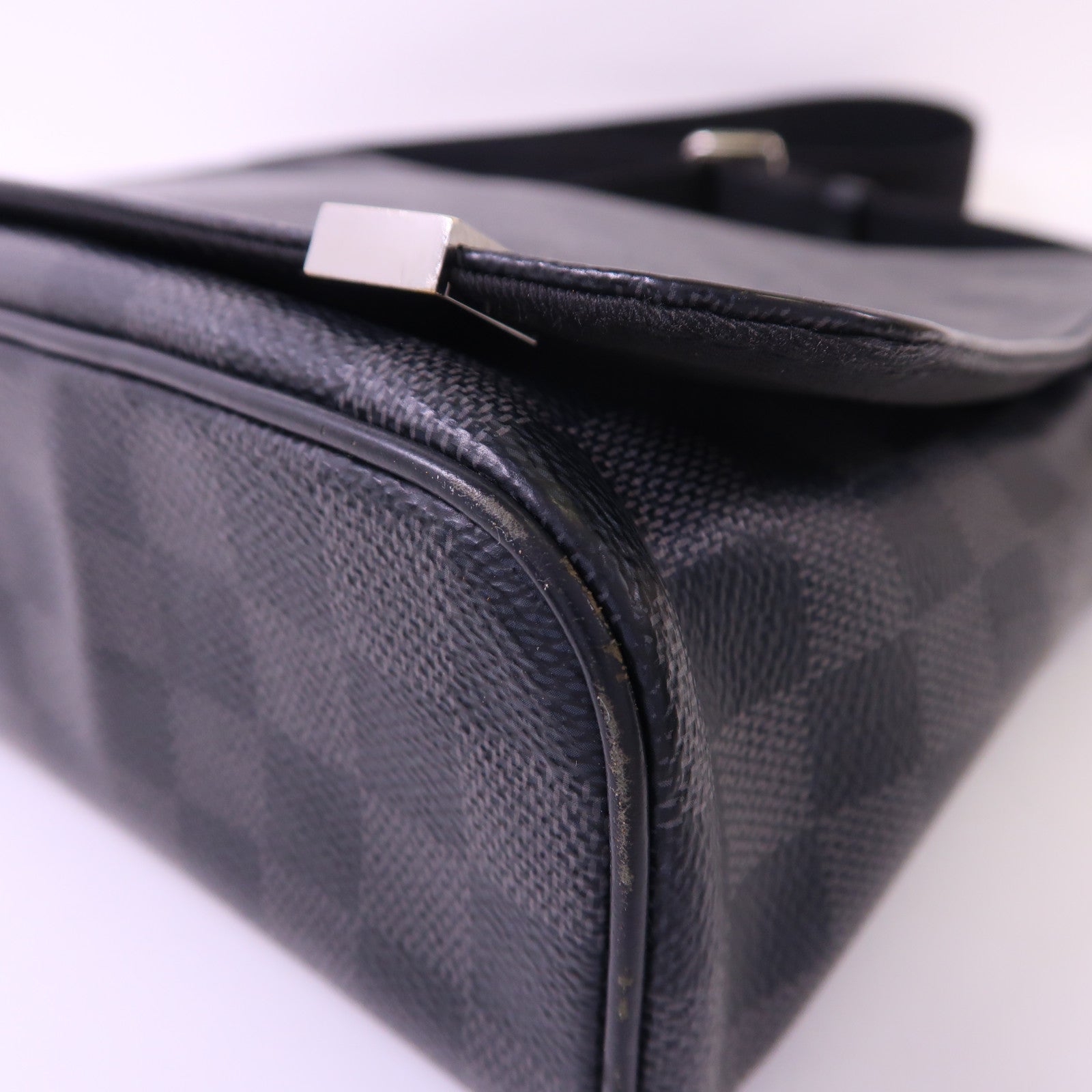 LOUIS VUITTON Damier Graphite Distrist PM銀扣肩背袋