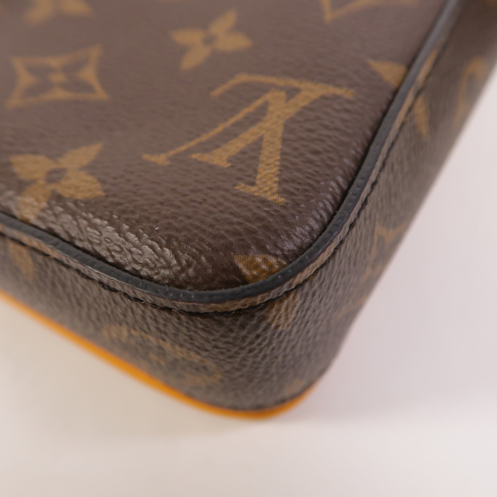 LOUIS VUITTON Monogram S-Lock Vertical Wearable Wallet肩背袋
