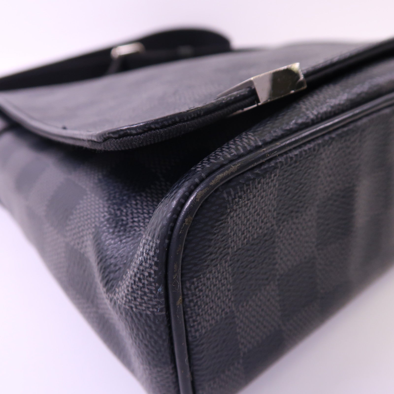 LOUIS VUITTON Damier Graphite Distrist PM銀扣肩背袋