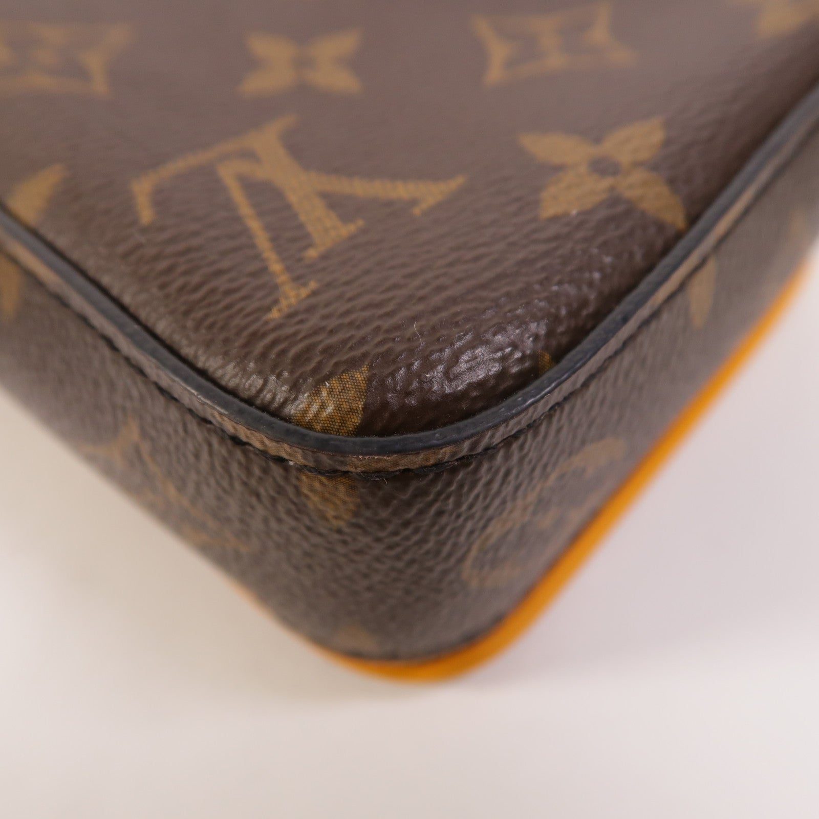 LOUIS VUITTON Monogram S-Lock Vertical Wearable Wallet肩背袋
