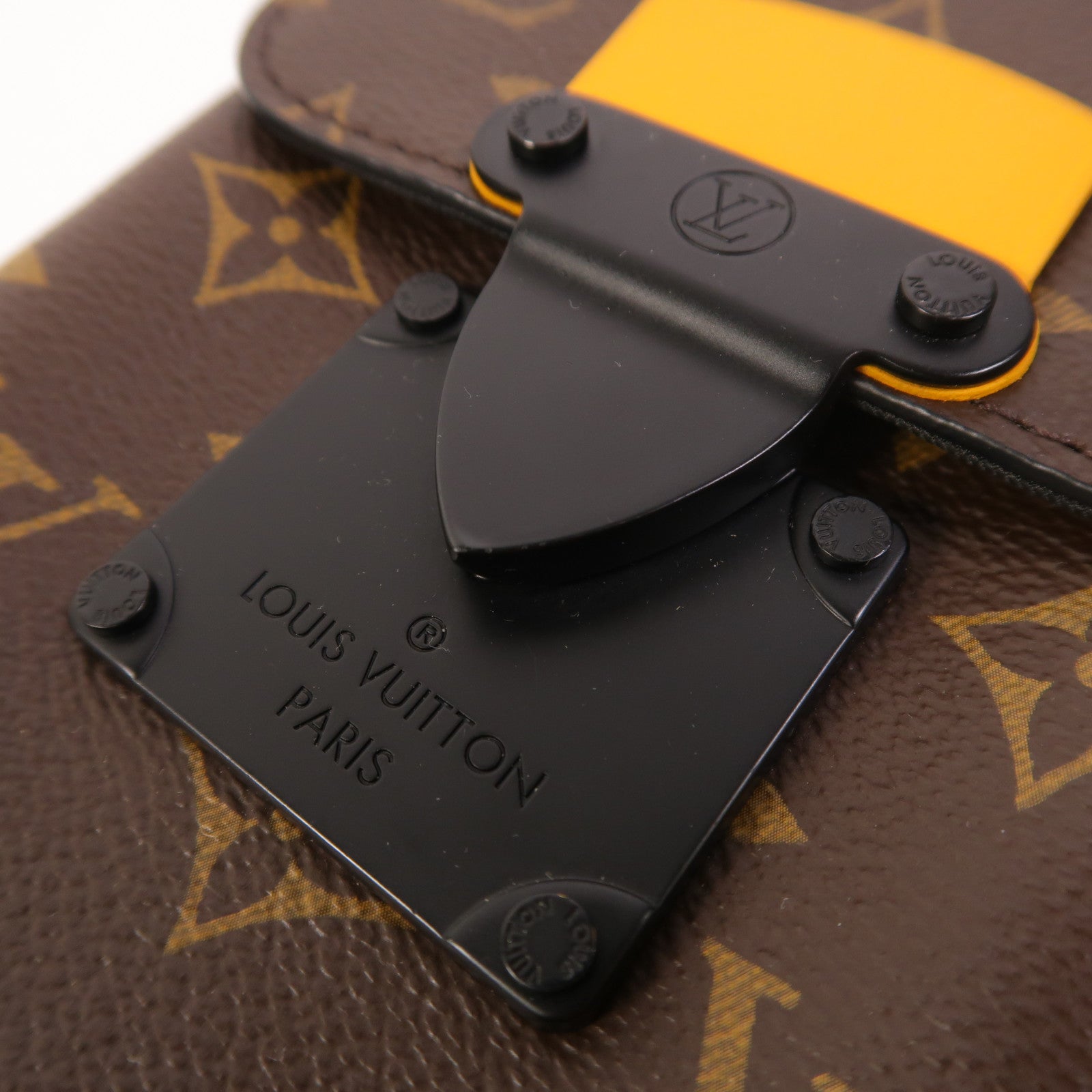 LOUIS VUITTON Monogram S-Lock Vertical Wearable Wallet肩背袋
