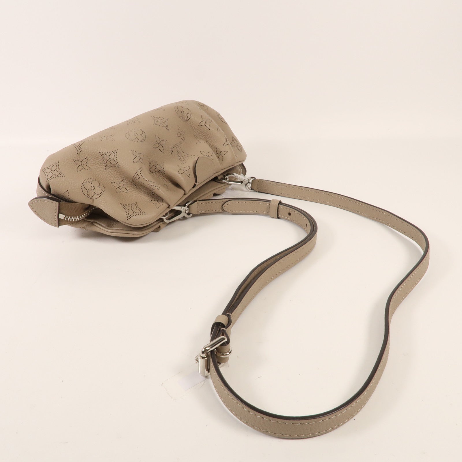 LOUIS VUITTON Mahina Scala Mini Pouch銀扣肩背袋