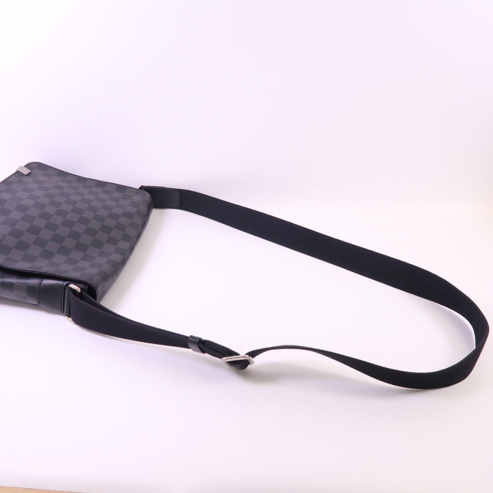 LOUIS VUITTON Damier Graphite Distrist PM銀扣肩背袋