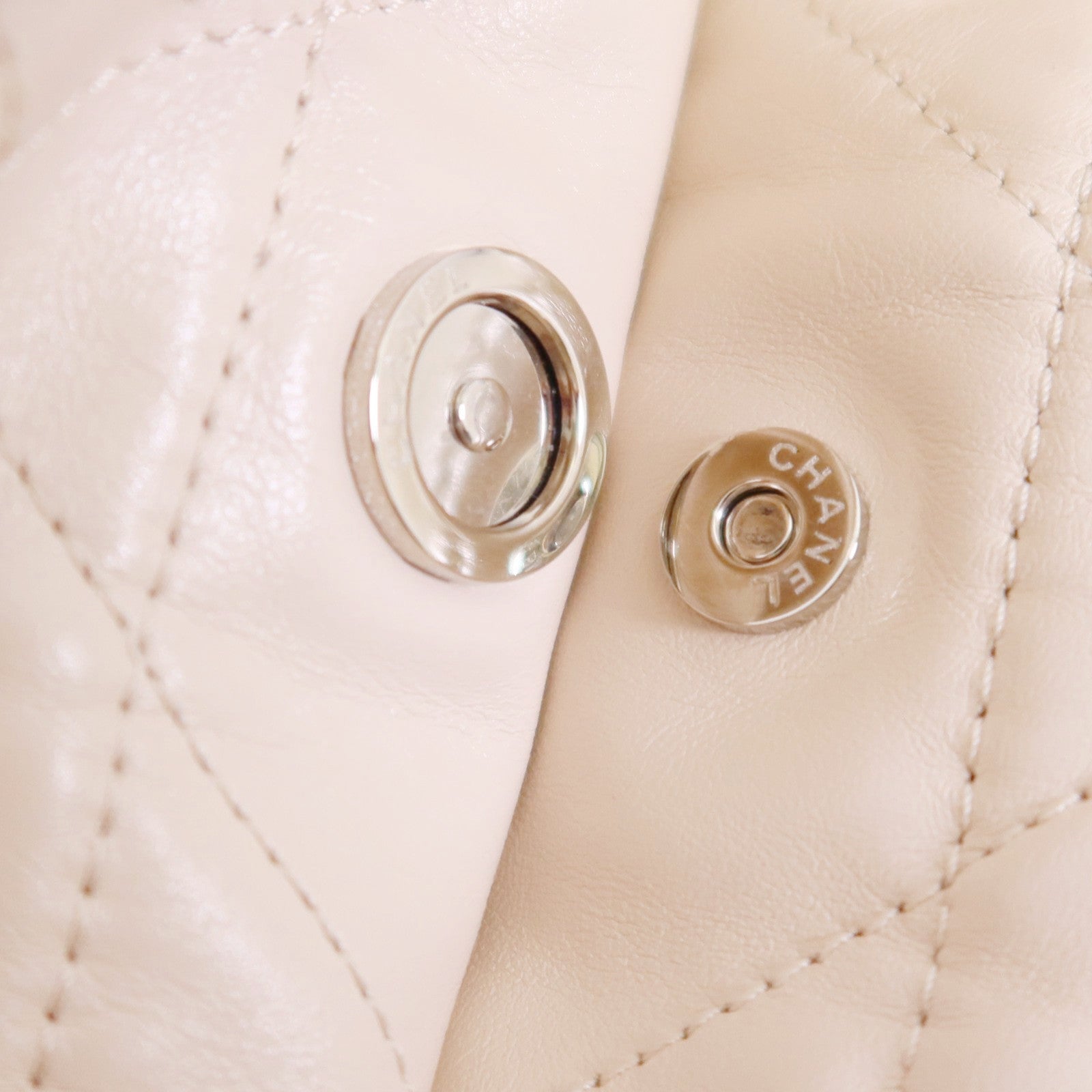 CHANEL 牛皮皮革Chanel 22 Small銀扣鏈帶肩背袋