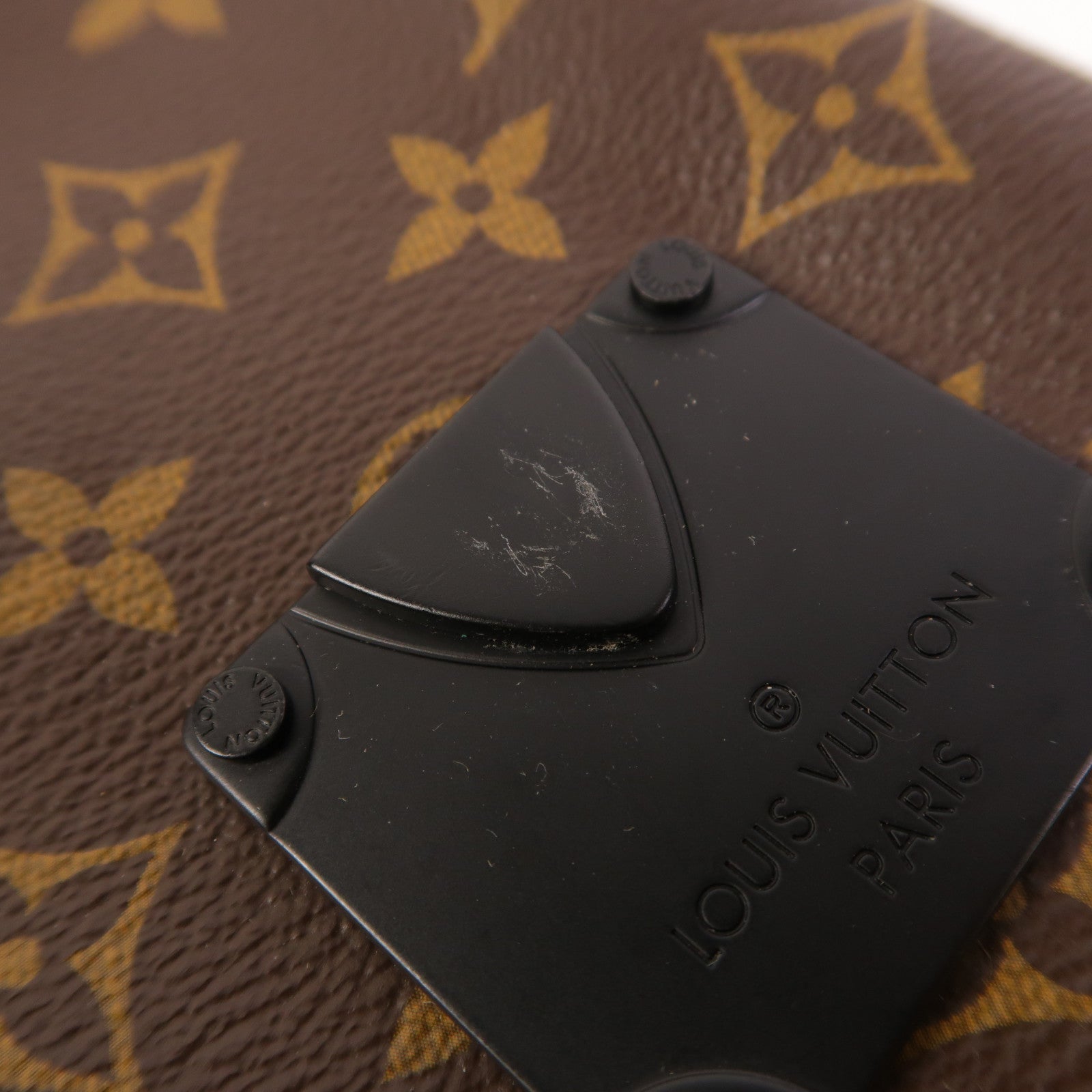 LOUIS VUITTON Monogram S-Lock Vertical Wearable Wallet肩背袋