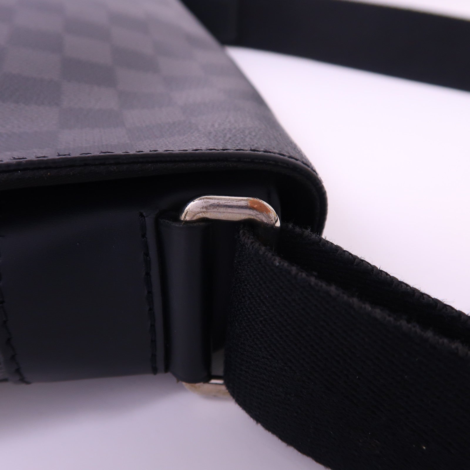 LOUIS VUITTON Damier Graphite Distrist PM銀扣肩背袋