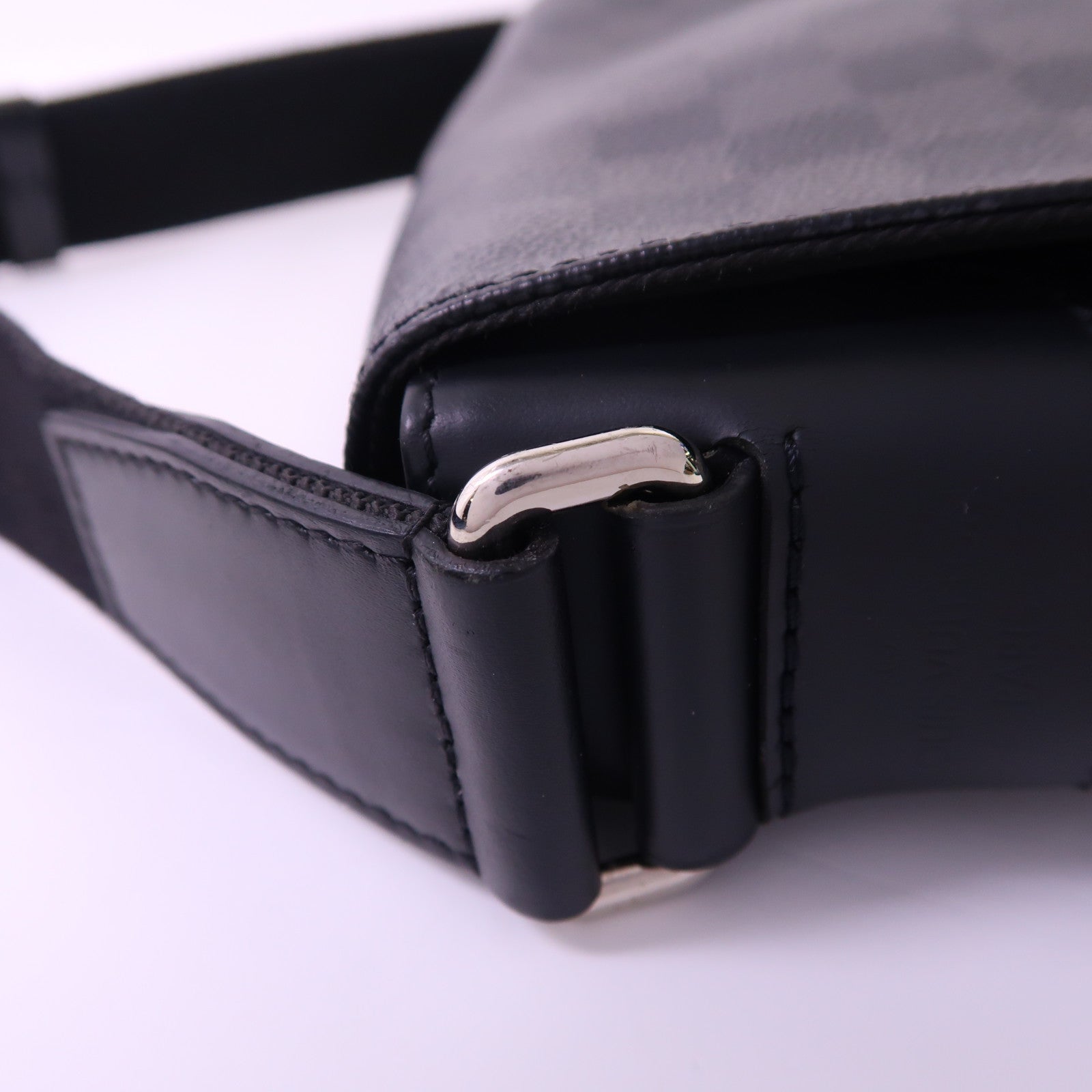 LOUIS VUITTON Damier Graphite Distrist PM銀扣肩背袋