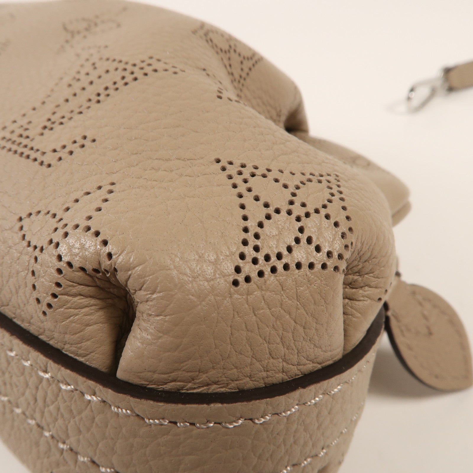 LOUIS VUITTON Mahina Scala Mini Pouch銀扣肩背袋