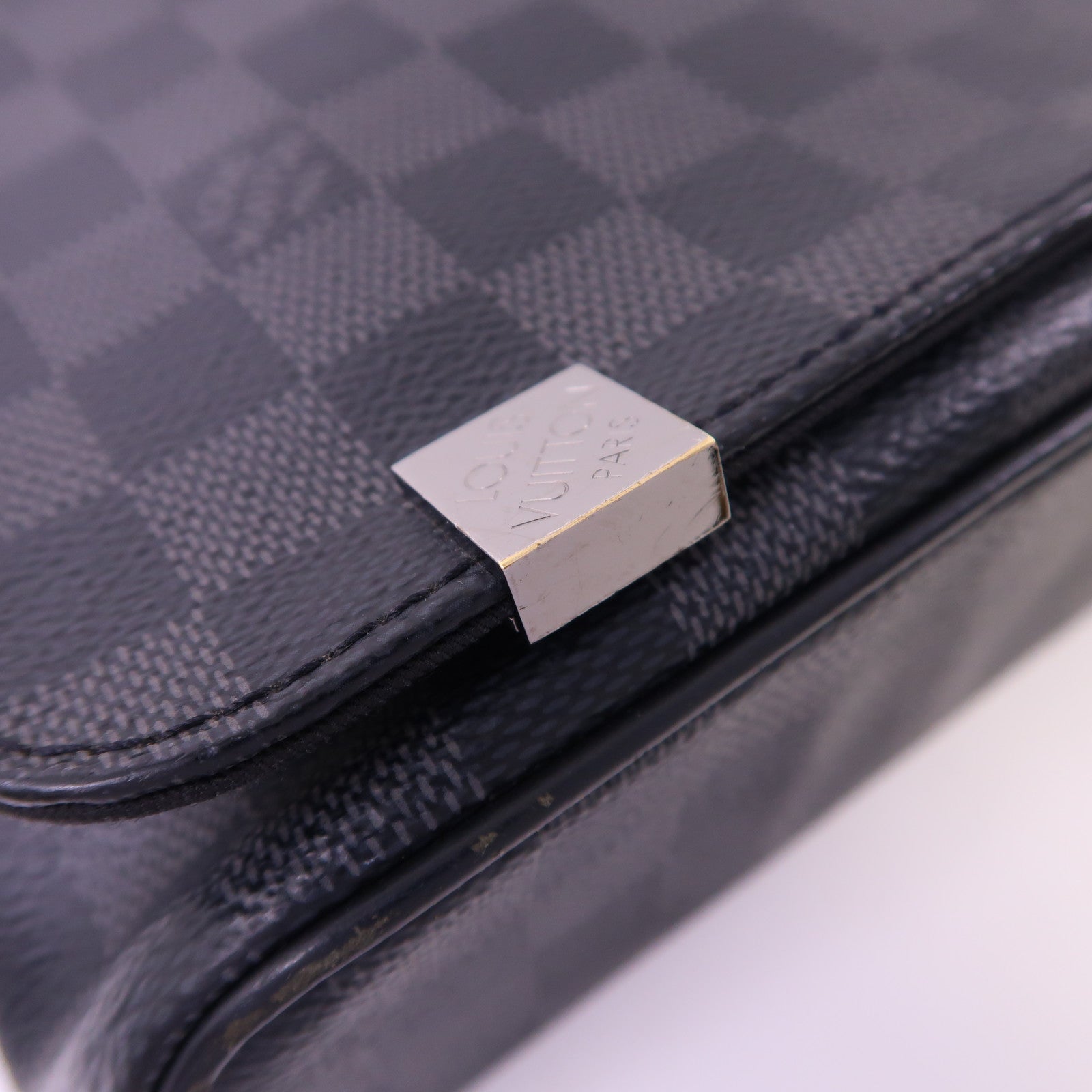 LOUIS VUITTON Damier Graphite Distrist PM銀扣肩背袋