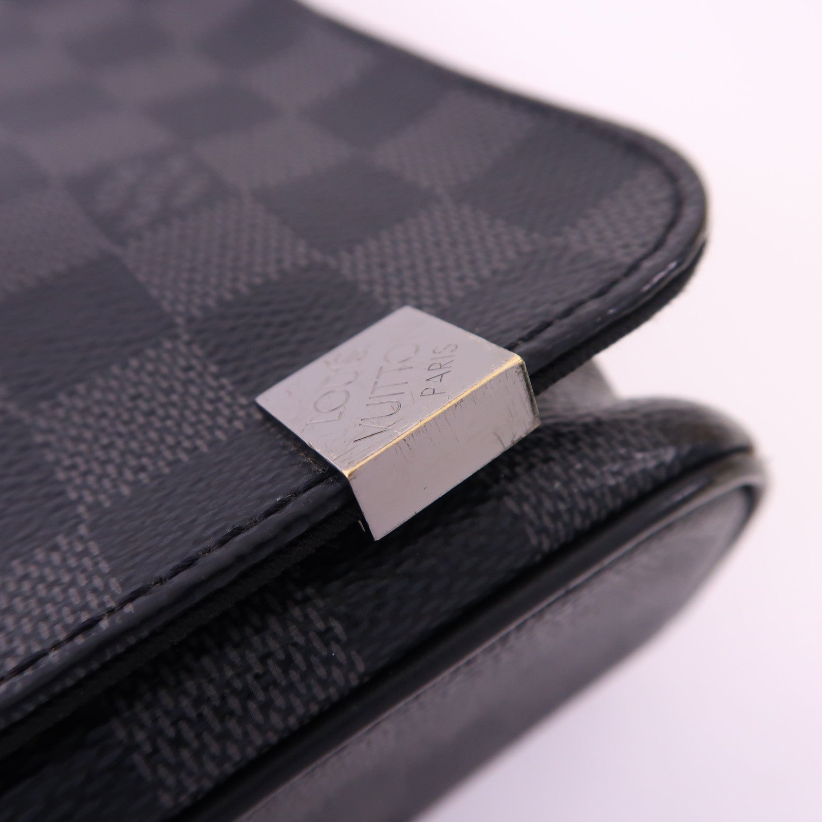 LOUIS VUITTON Damier Graphite Distrist PM銀扣肩背袋