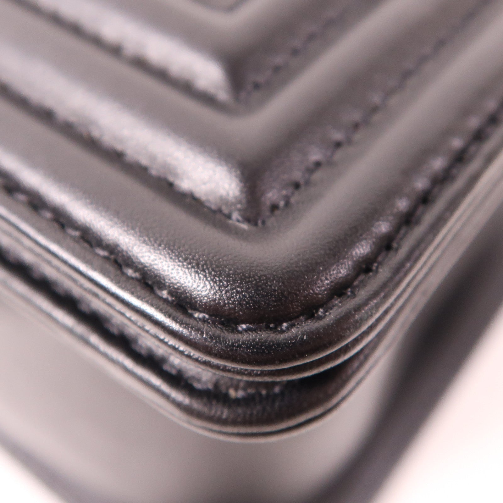 CHANEL 牛皮皮革Boy 25金扣肩背袋