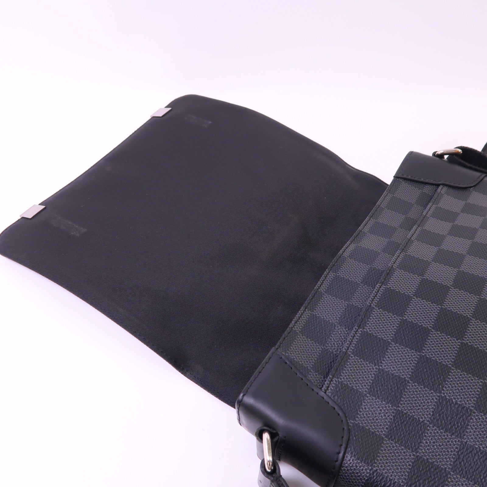 LOUIS VUITTON Damier Graphite Distrist PM銀扣肩背袋