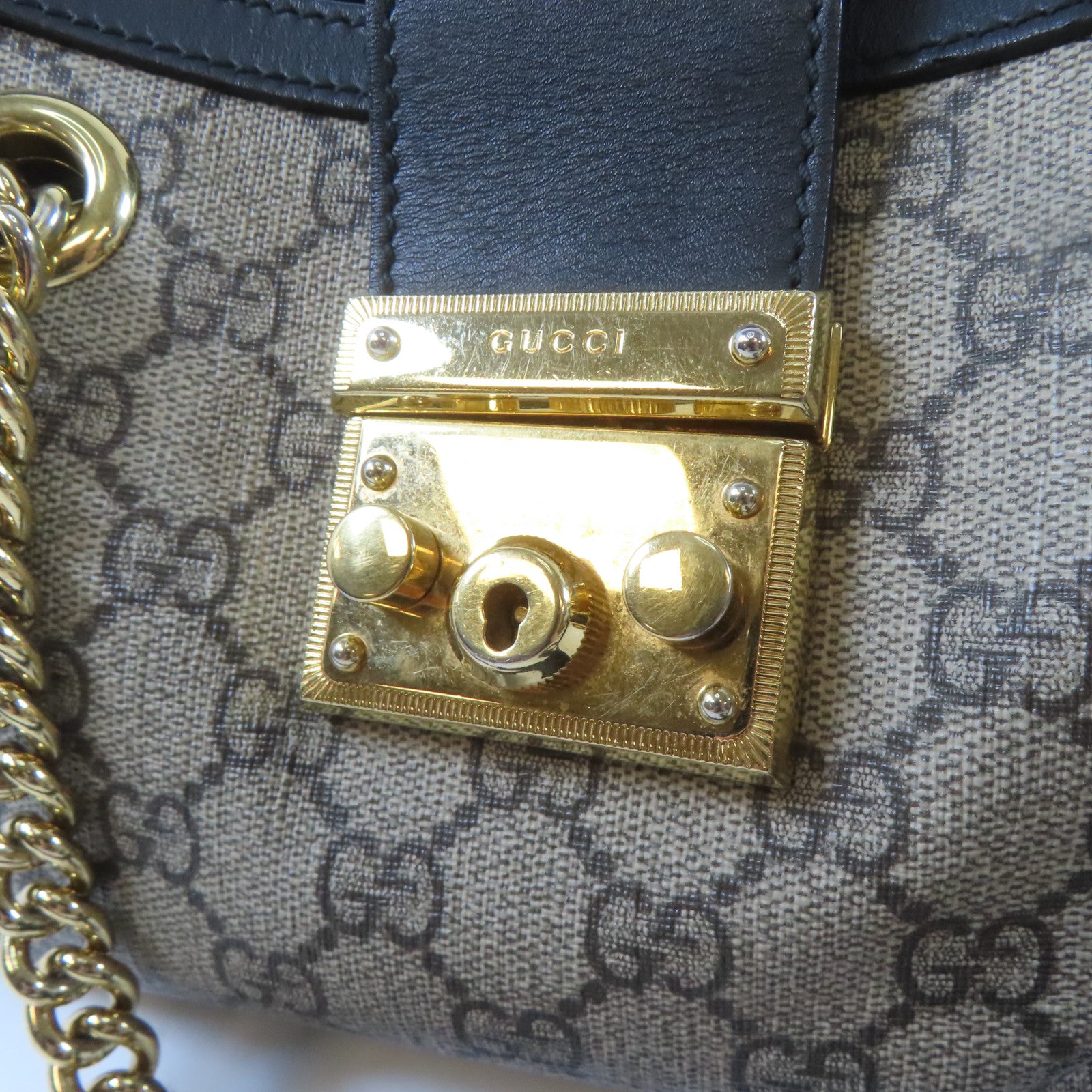 GUCCI 【激減優惠】塗層帆布Padlock Small GG金扣鏈帶肩背袋啡色/黑色